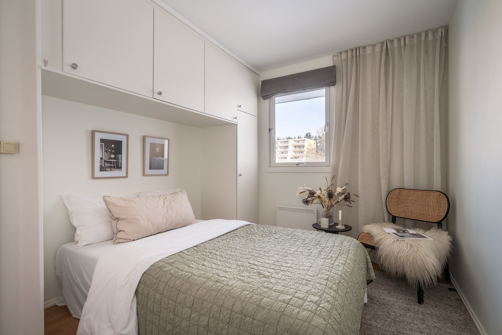 Romslig soverom med plass til en romslig seng. Galleribilde