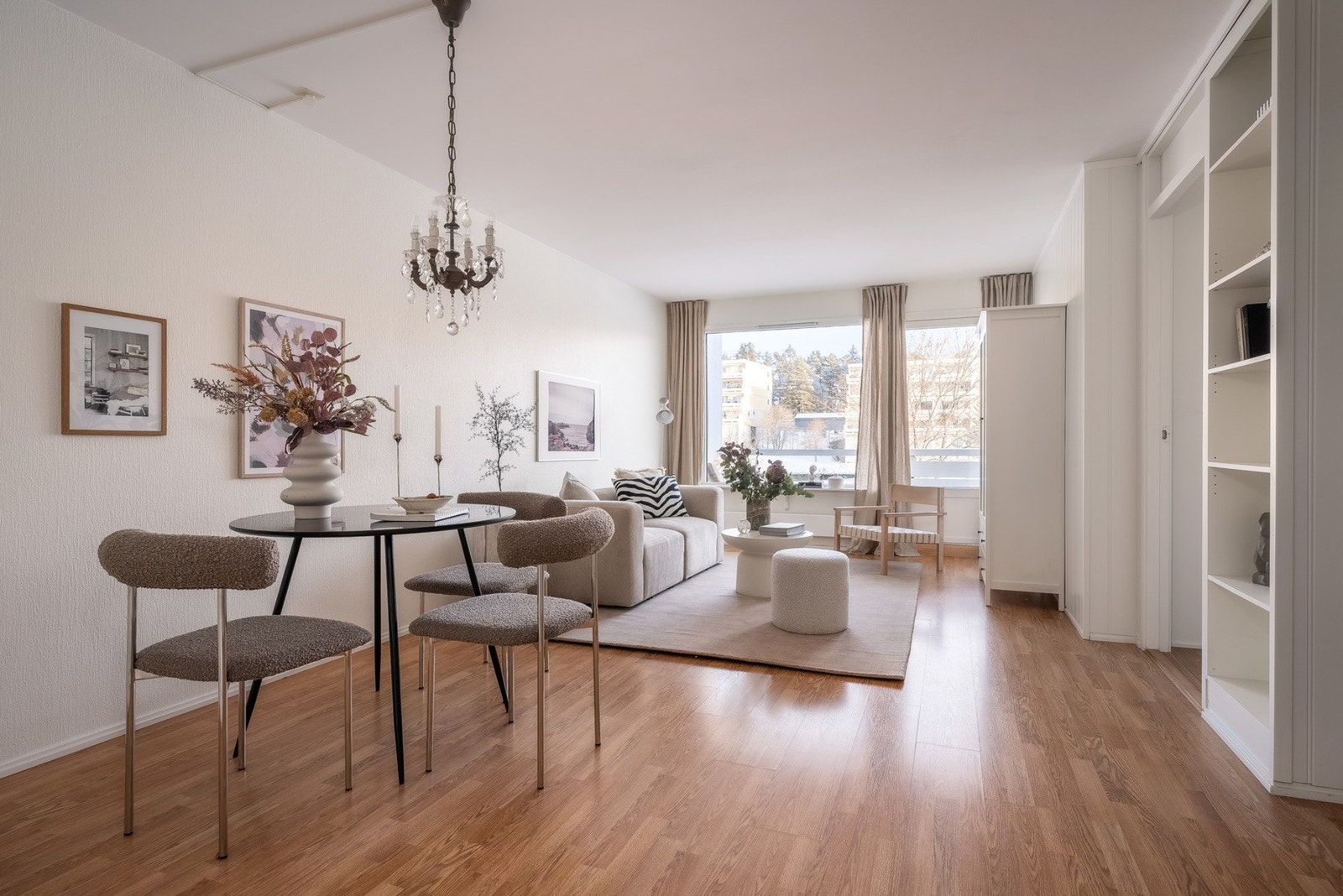 Kaja Fossberg i PrivatMegleren har gleden av å presentere Gamle Enebakkvei 69 - En sjarmerende og romslig 2-roms med tilbaketrukket og sentral beliggenhet på Skullerud. Galleribilde