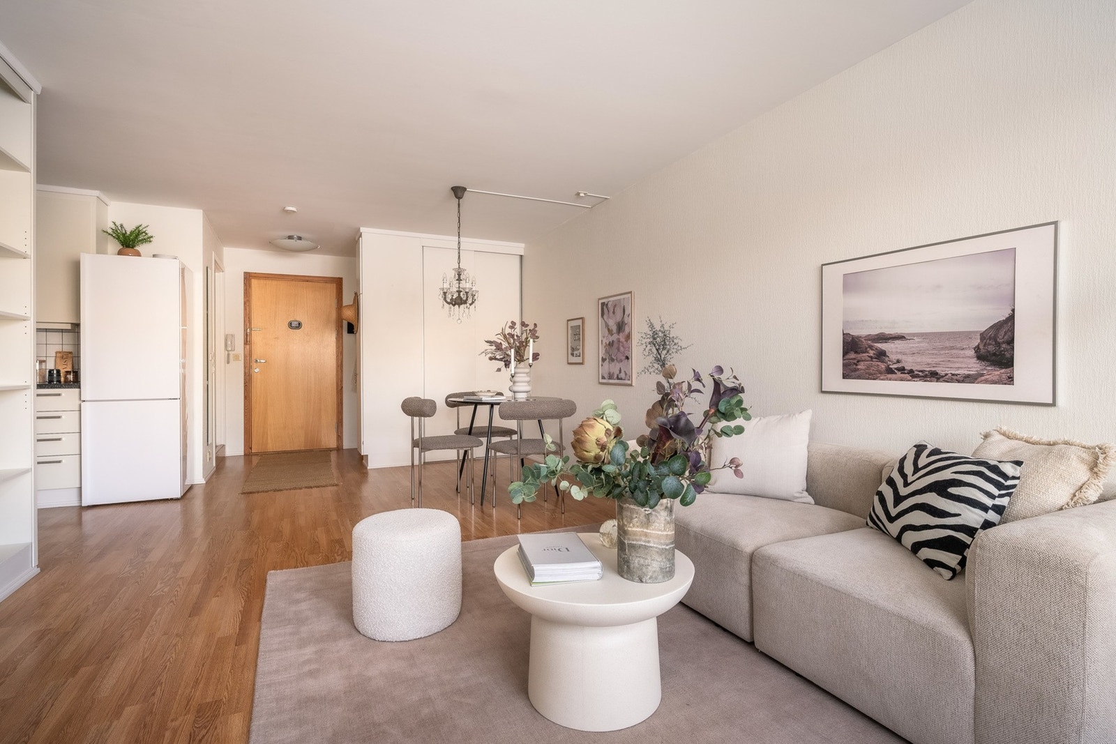 Åpen stue- og kjøkkenløsning med gode møbleringsmuligheter. Galleribilde