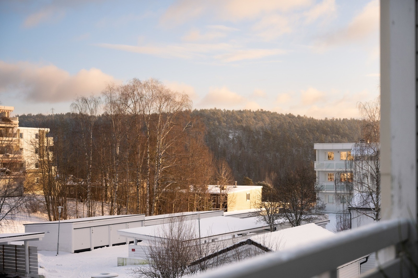 Leiligheten har en god intern beliggenhet vendt mot fine uteområder. Galleribilde