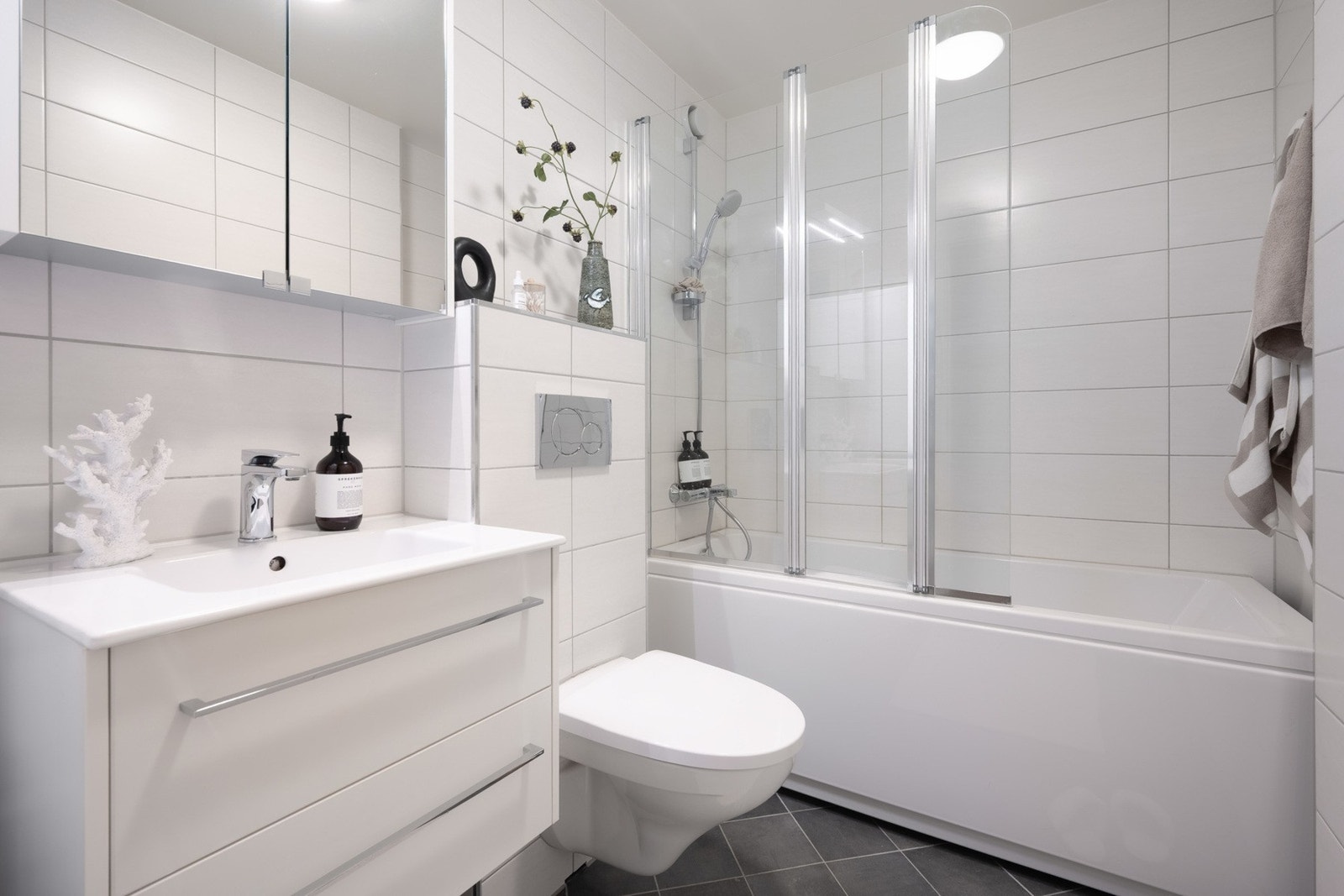 Pent flislagt bad pusset opp i 2016. Badet inneholder: Vegghengt WC, servantskap med heldekkende servant, overskap med speildører og integrert belysning. Galleribilde