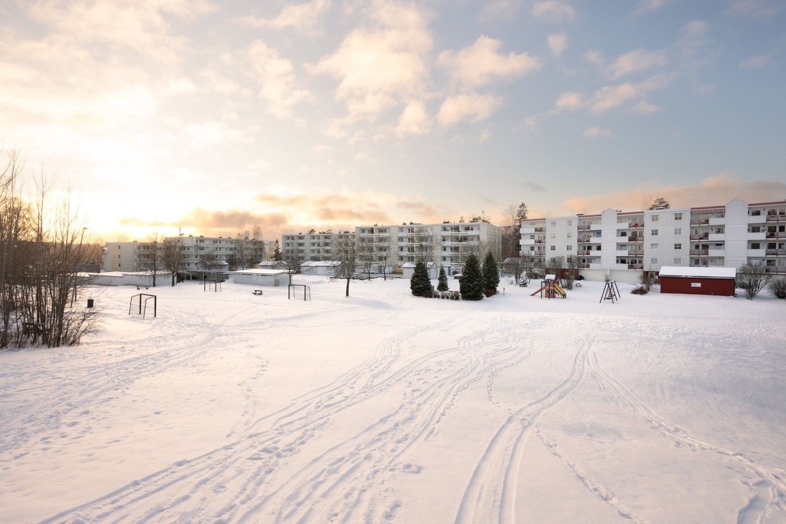 Store, åpne områder mellom blokkene. Galleribilde