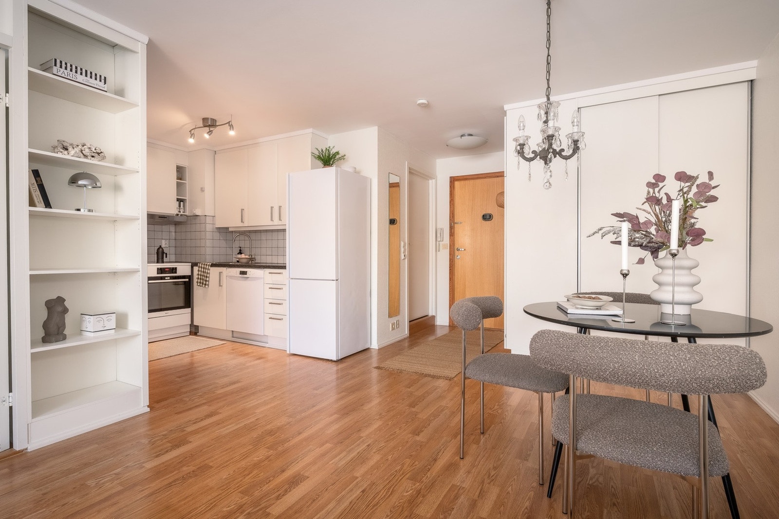 Fin løsning med kjøkkenet i egen krok. Galleribilde