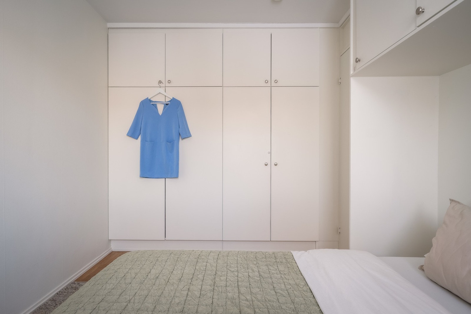 Plassbygde skap med god plass til oppbevaring. Galleribilde