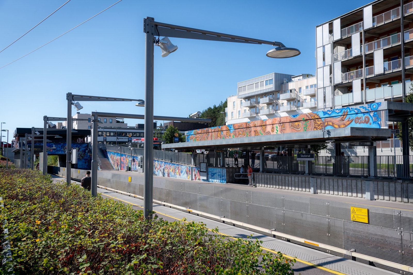 Enkel adkomst til offentlig kommunikasjon med både buss og T-bane (Skullerud stasjon) Galleribilde