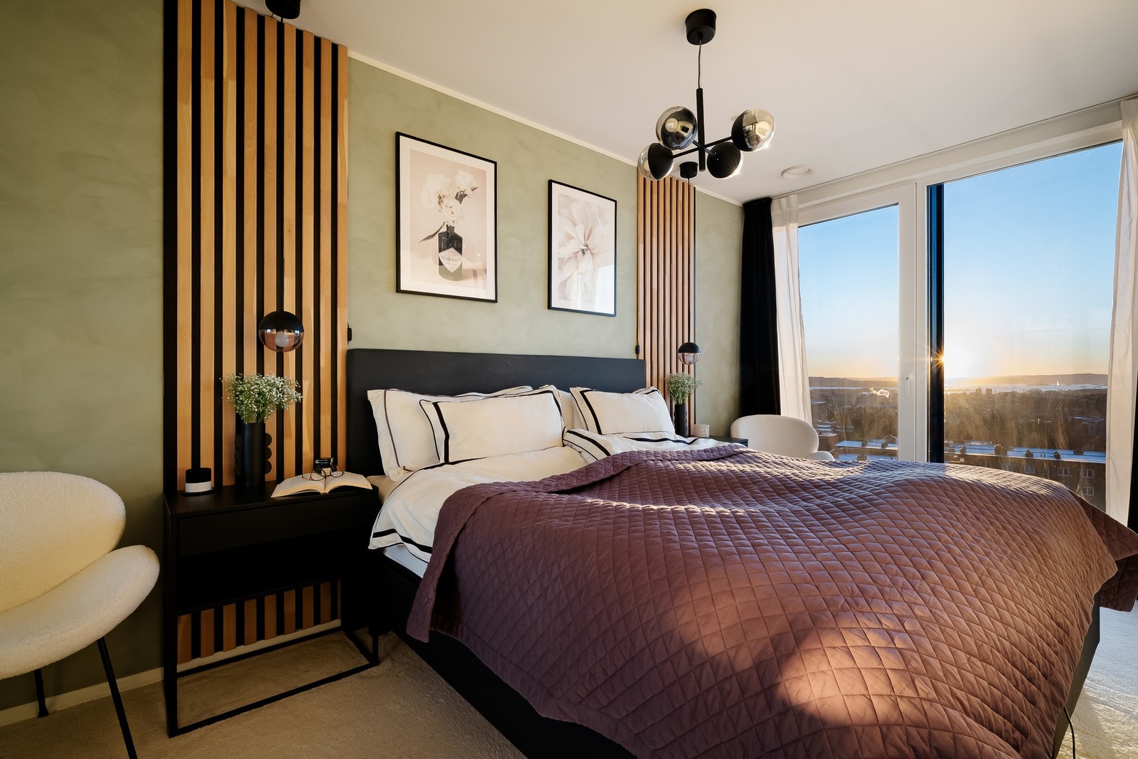 Soverommet ble oppgradert i 2021 med en stilig, harmonisk fargetone og elegante spiler, som gir rommet et moderne og gjennomført uttrykk. Galleribilde