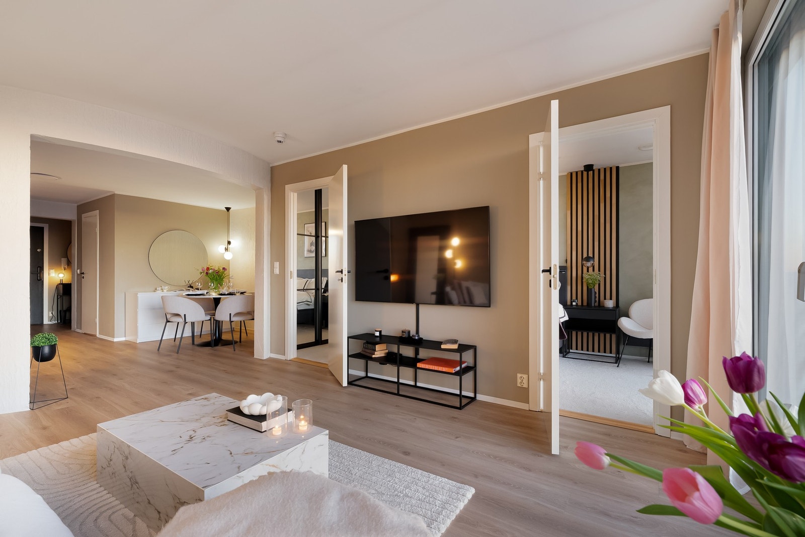 Soverommet har en smart løsning med to dører fra stuen på hver sin side av sengen. Galleribilde