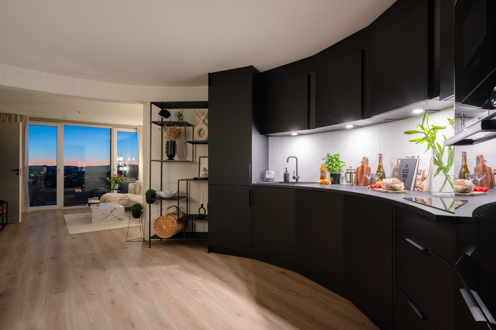 Det lekre kjøkkenet ligger i åpen løsning, men beholder sin egen koselige sone. Galleribilde