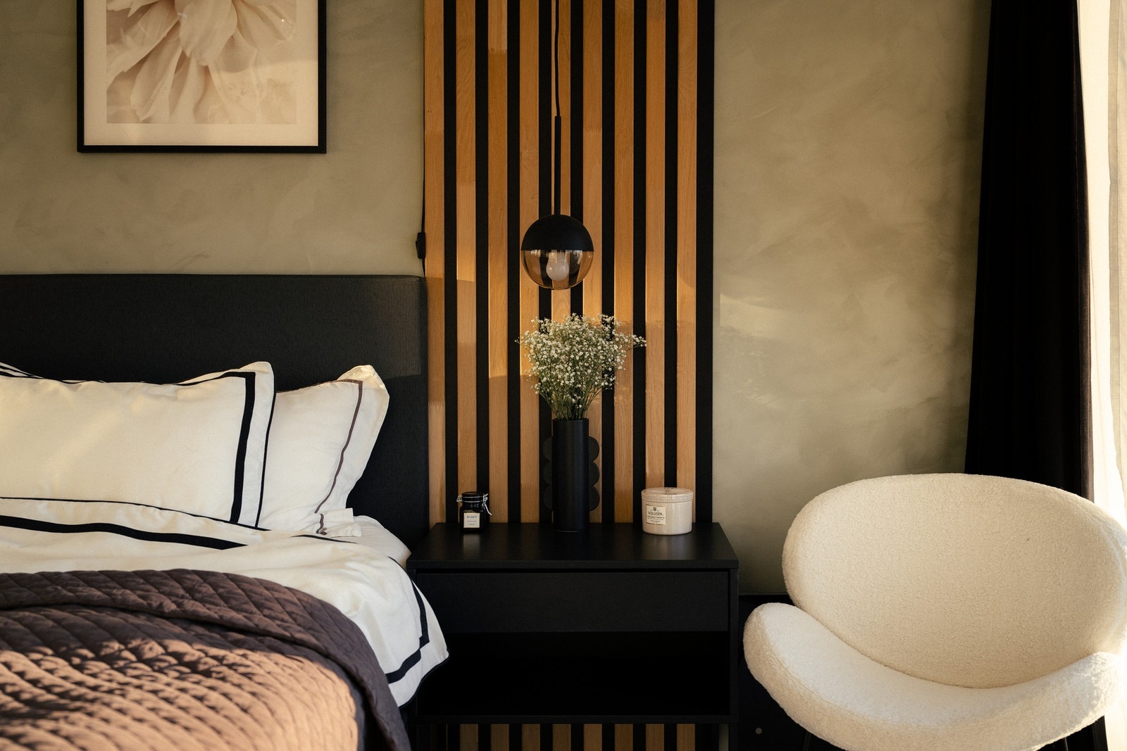 Her er det god plass til stor seng. Nåværende eier har hatt en 180x200 seng med sengegavel med nattbord på hver side av sengen. Galleribilde