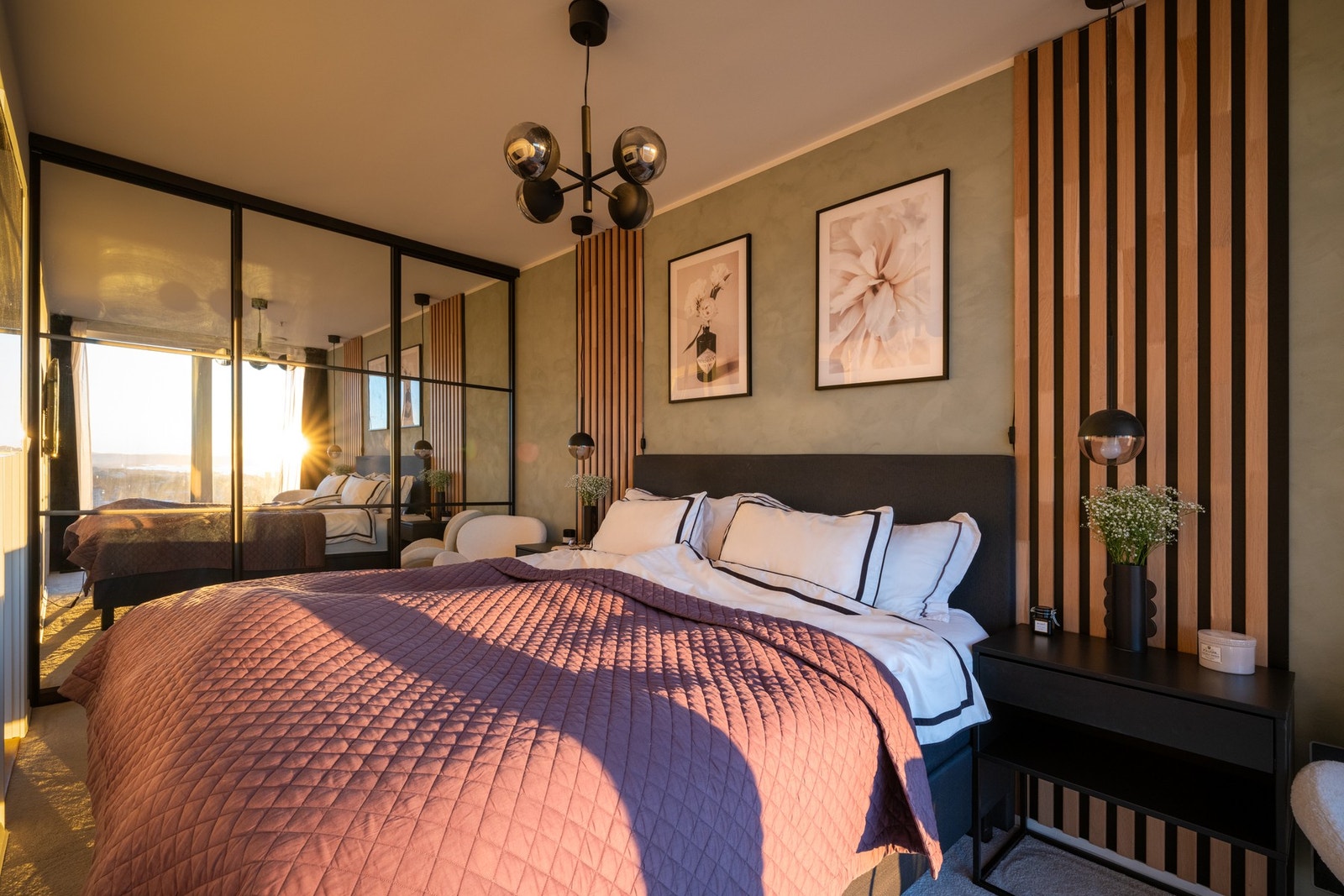 Samtidig ble det installert en skreddersydd garderobeløsning levert og montert av Garderobemannen, som gir optimal oppbevaring og et ryddig, gjennomført uttrykk. Galleribilde