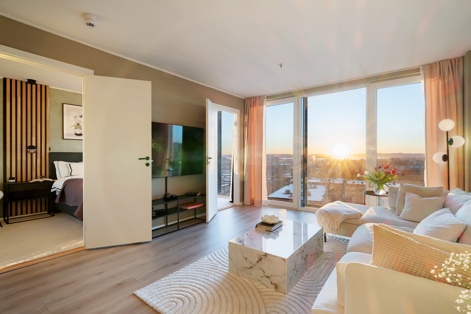 Stuen har en svært god utforming med store vindusflater og en takhøyde på 2,45 meter. Dette gir rikelig med naturlig lys og en luftig romfølelse som gjør stuen både innbydende og funksjonell. Galleribilde