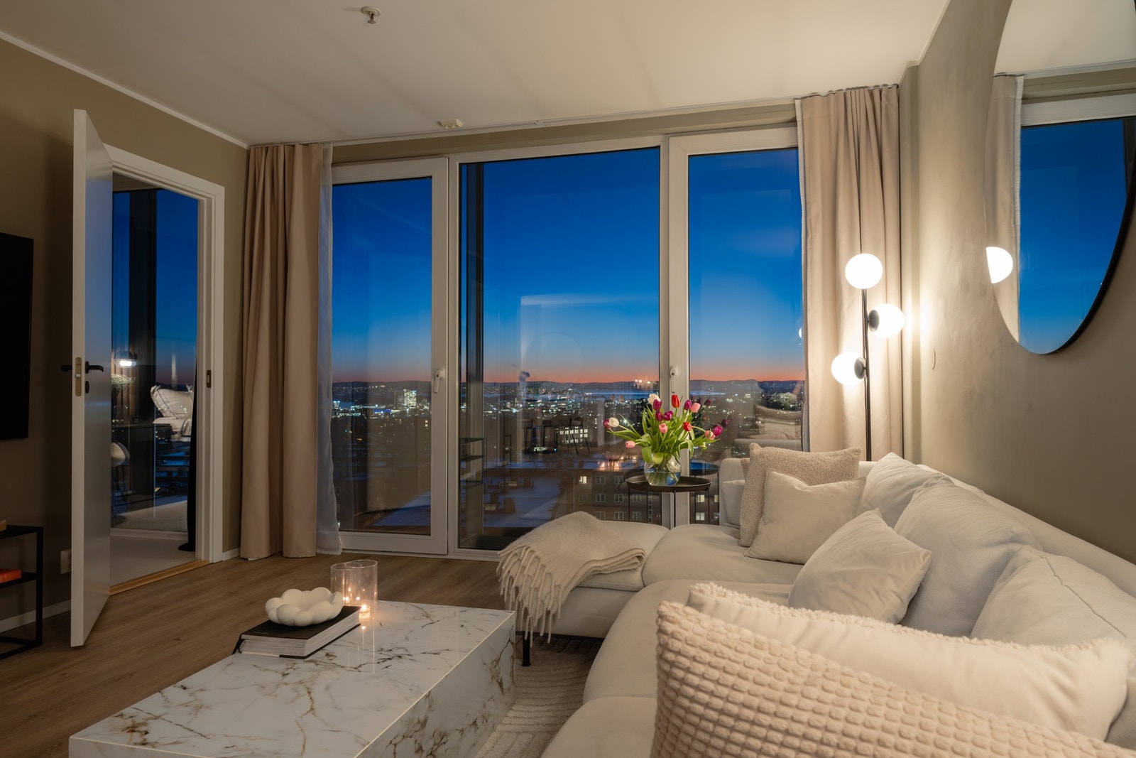 Store vindusflater gir panoramautsikt over byen og skaper en helt egen atmosfære - like imponerende på dagtid som når byen lyser opp på kveldstid. Galleribilde