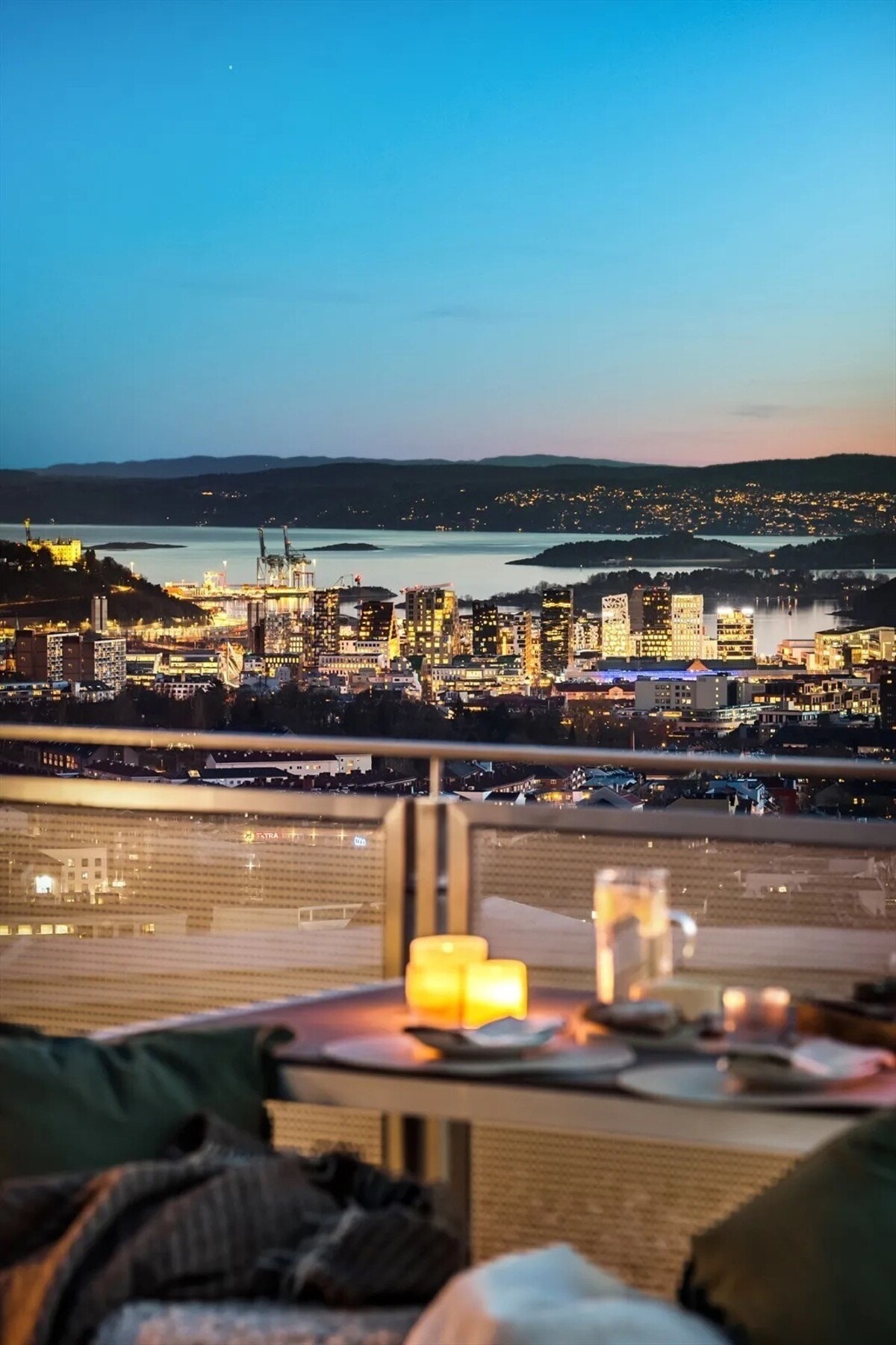 Leiligheten imponerer med utsikt, men takterrassen tar det til et nytt nivå. Her får du panorama over byen som aldri sover, med Oslofjorden glitrende som et spektakulært bakteppe. Galleribilde