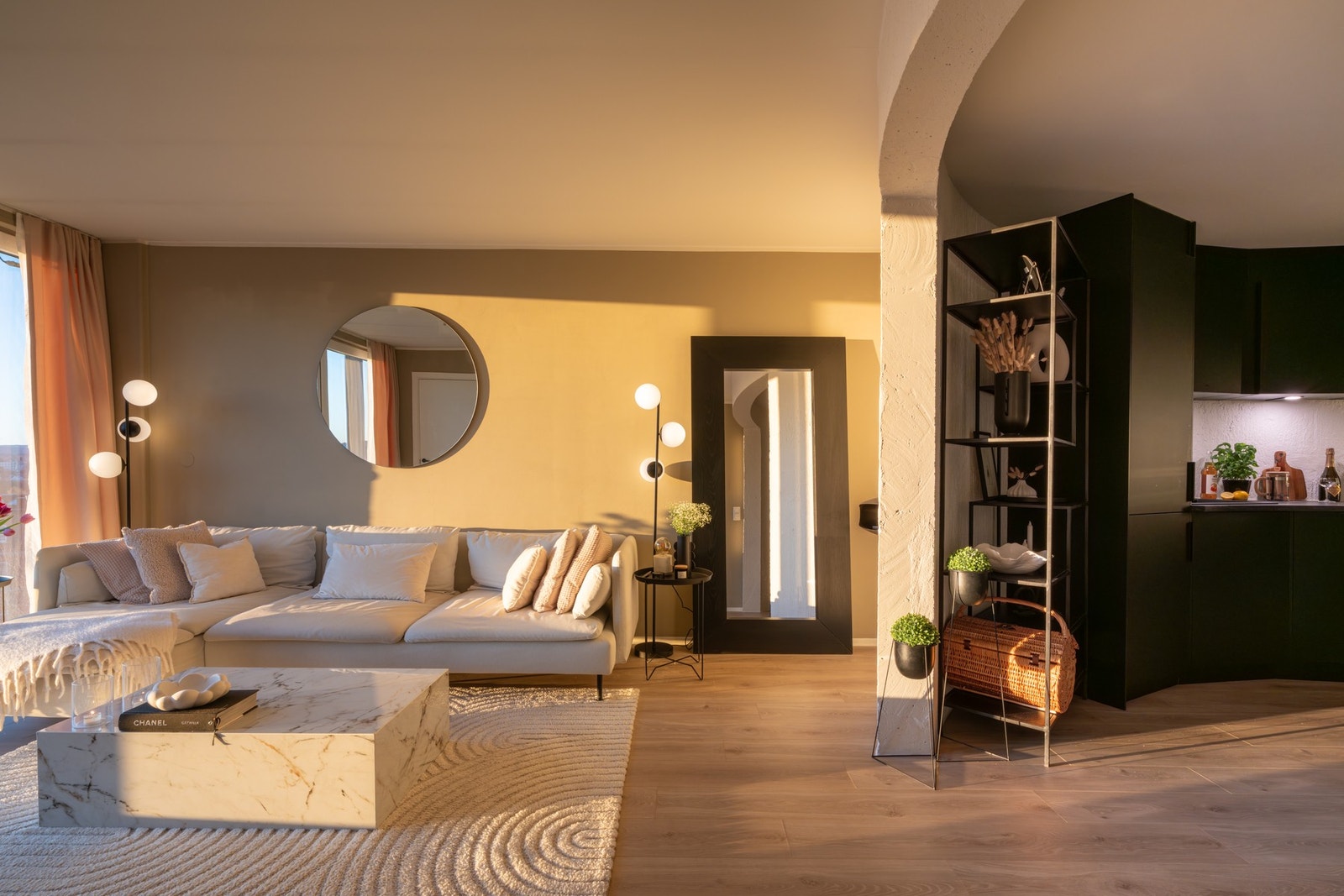 I 2021 ble det bl.a. lagt nytt gulv i lyse, harmoniske fargetoner i entré, kjøkken, stue og innvendig bod, som gir et moderne og gjennomført uttrykk. Galleribilde