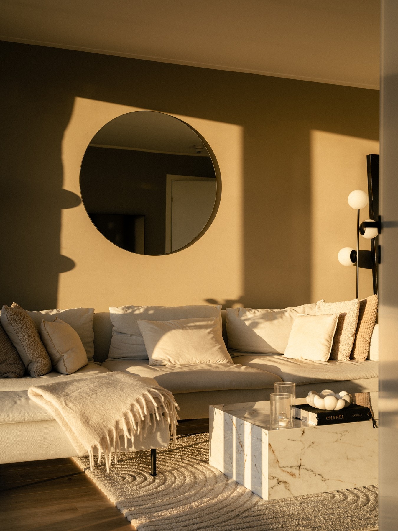 Samtidig ble alle overflater i stue, kjøkken, soverom og entré malt i lyse, duse fargetoner, som gir et harmonisk uttrykk og gjør det enkelt å innrede med nesten alle typer møbler. Galleribilde