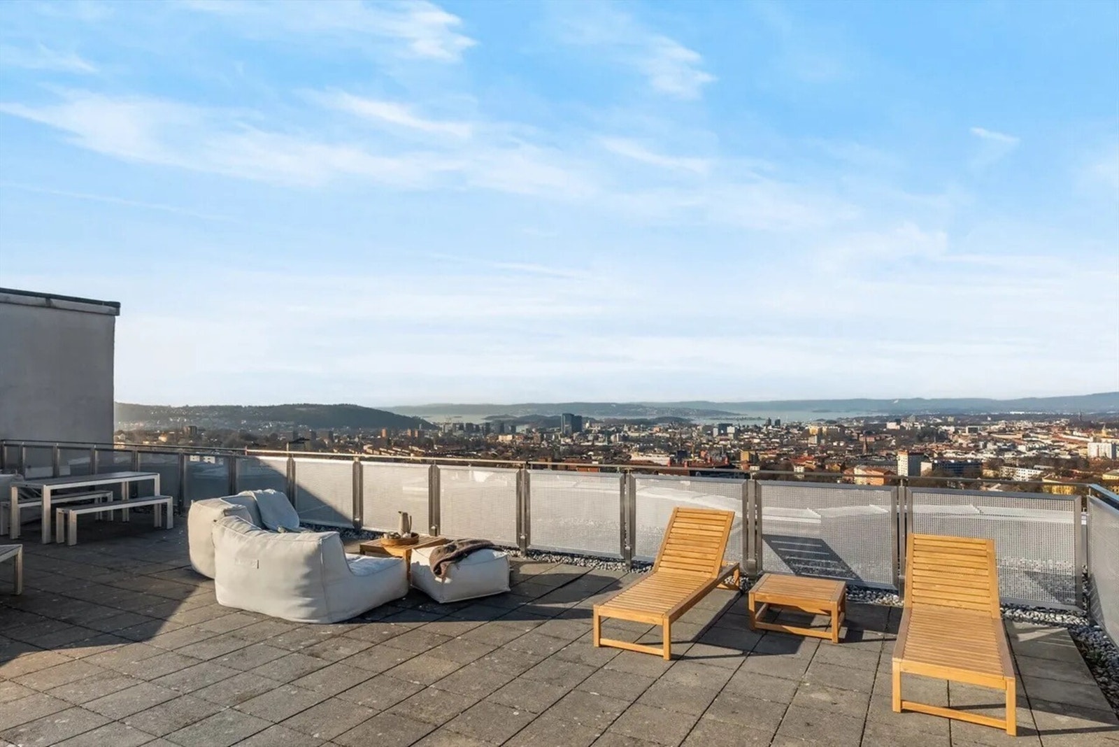 Når solen skinner, kan du nyte den fra morgen til kveld - perfekt for lys, varme og avslapning hele dagen. Galleribilde