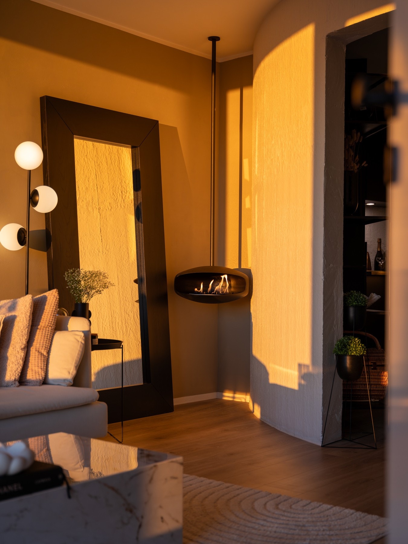 En av leilighetens mange X-faktorer er biopeisen i stuen, som henger fra taket. Installert i 2021, den gir både varme og stemning og løfter rommet til et helt nytt nivå. Galleribilde