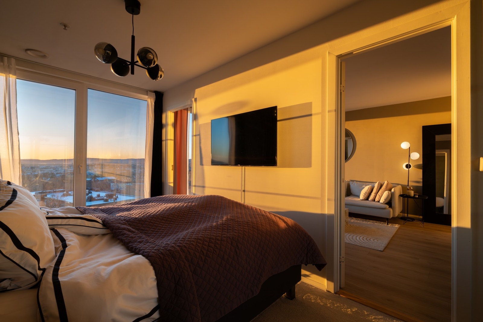 Både soverommet og stuen har markiser/solskjerming, som gjør det enkelt å justere lysnivået og skape en behagelig atmosfære når ønsket. Galleribilde