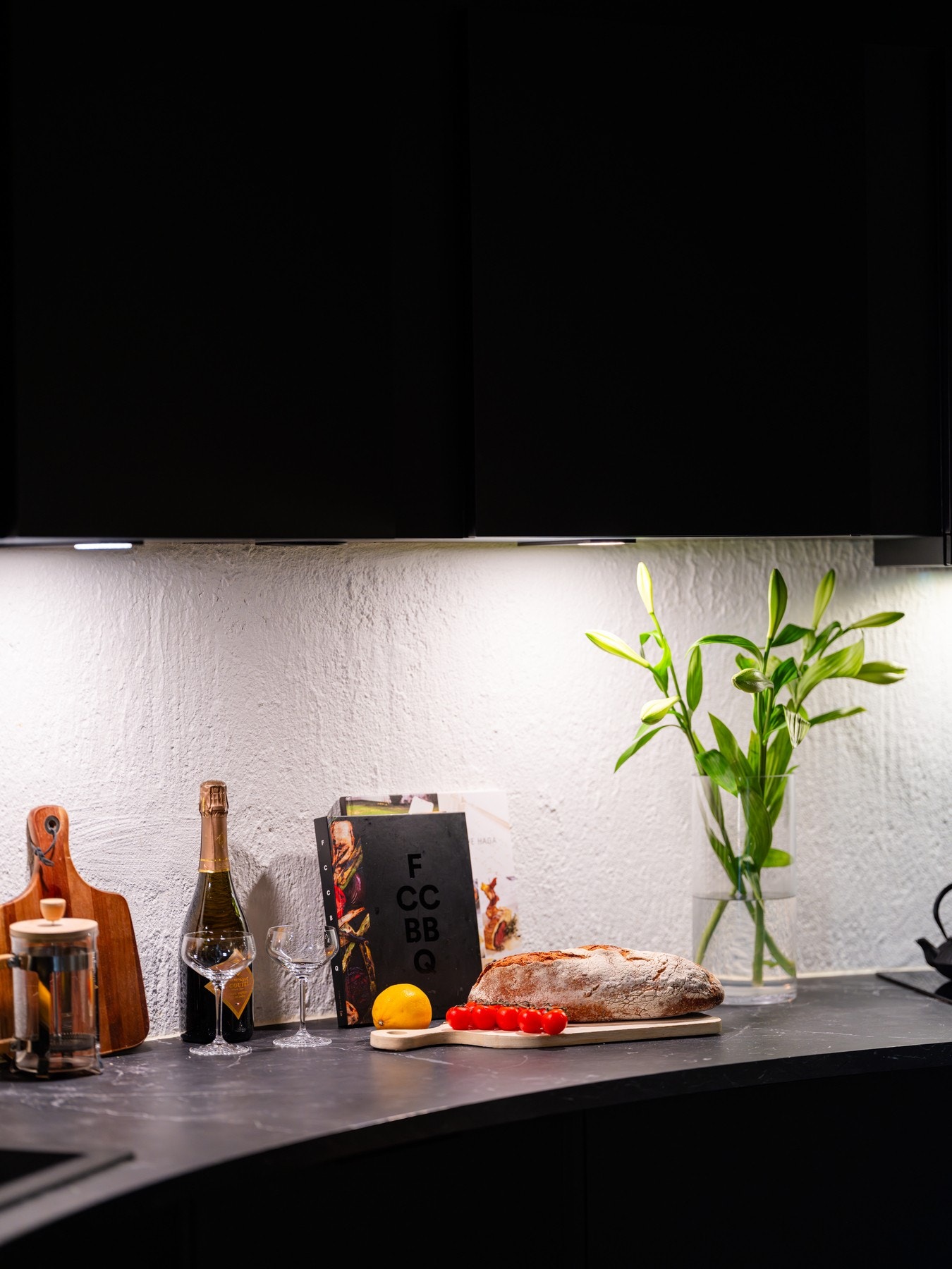 Kjøkkenet er skreddersydd etter leilighetens buede former, med elegante løsninger og rikelig oppbevaring. Pop-up stikkontakt i overskapet sikrer en stilren og minimalistisk finish. Galleribilde