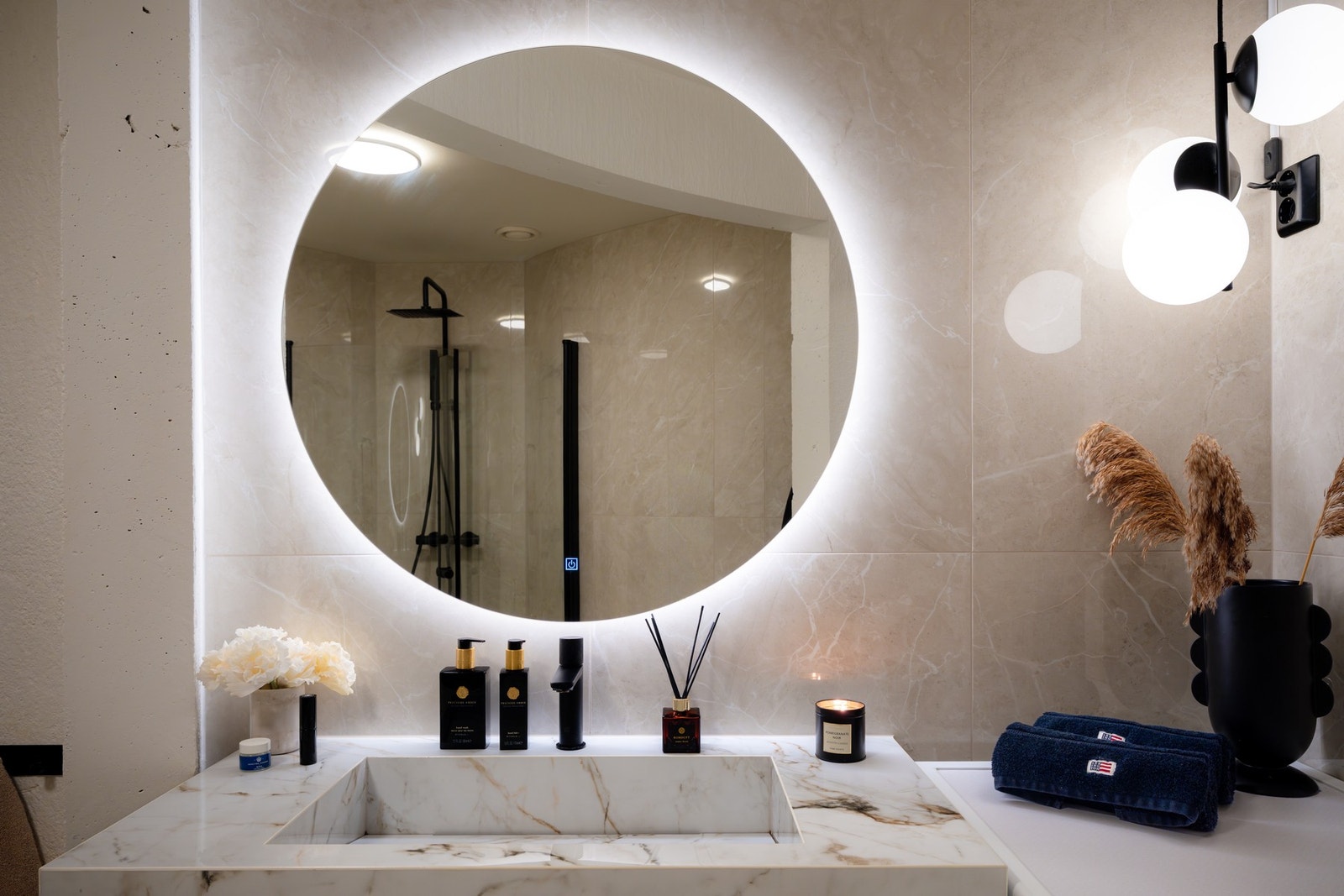 Baderommet har fått ny servant, nytt servantskap og et elegant speil med integrert belysning, som gir både funksjon og et moderne, stilfullt uttrykk. Galleribilde