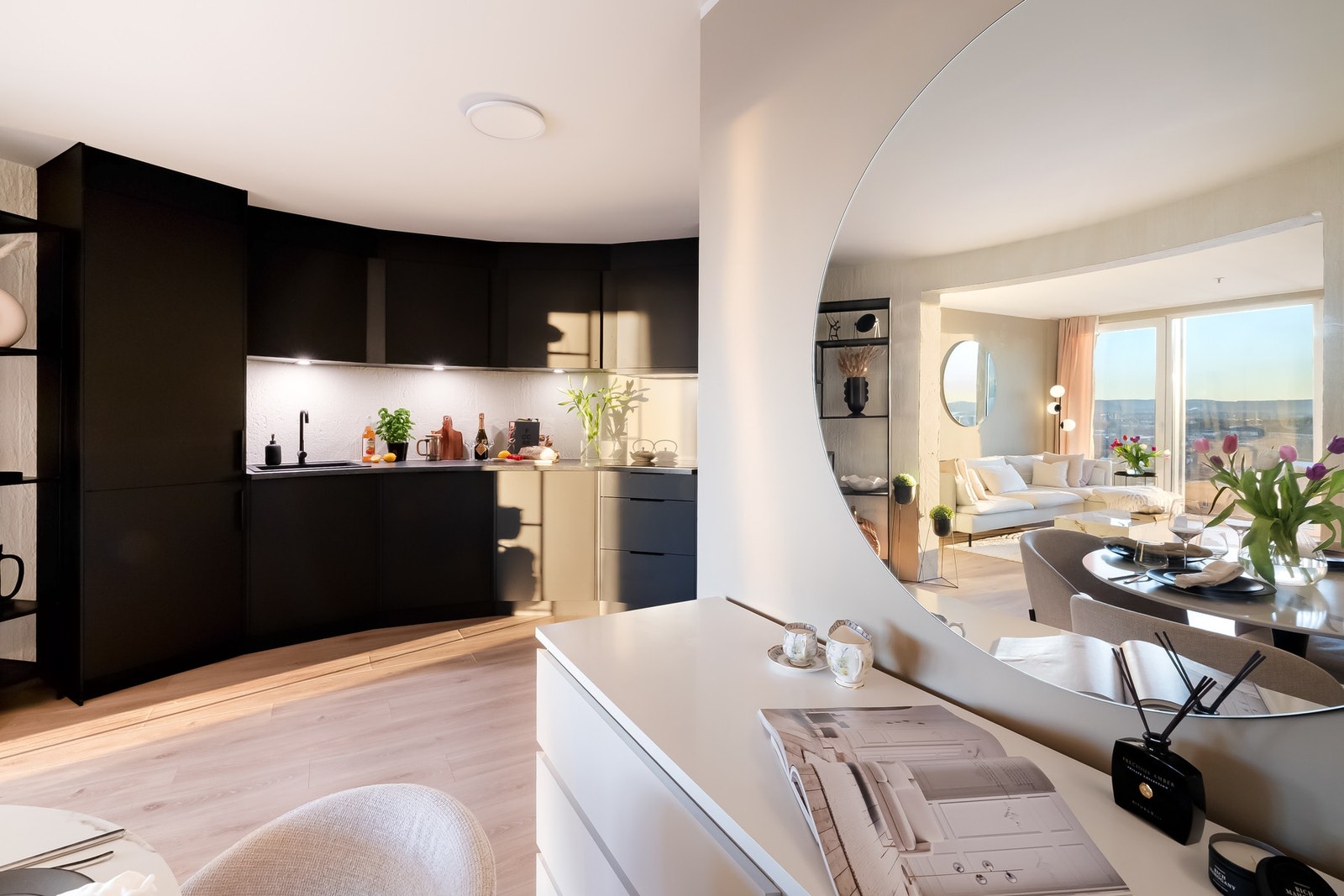 Kjøkkenet imponerer med stilrene, sorte fronter og moderne design. Downlights under overskapene gir ekstra lys og fremhever både stil og funksjonalitet på en elegant måte. Galleribilde