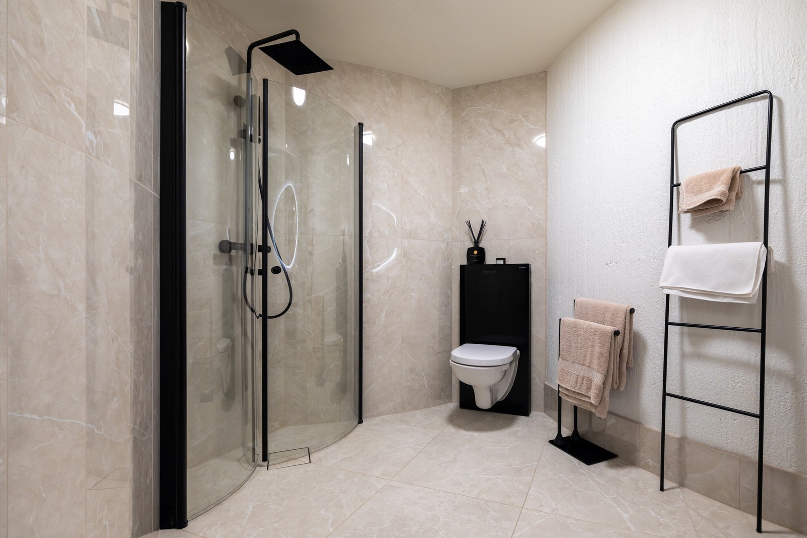Baderommet er oppgradert med dusjdører i sorte rammer, regnfallsdusj og vegghengt toalett. Galleribilde