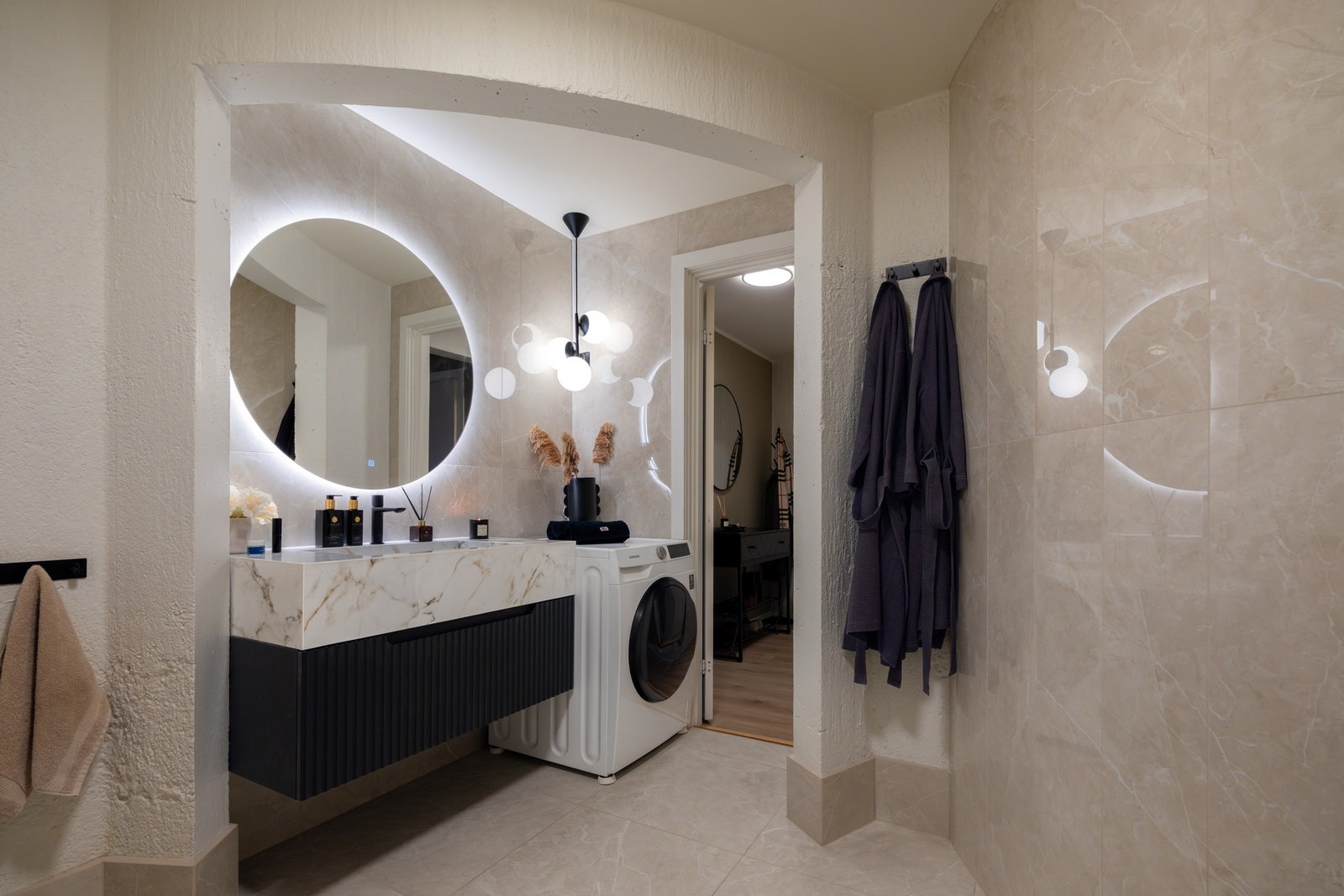 Baderommet har opplegg til vaskemaskin. Den avbildede kombimaskinen medfølger, og tilbyr både vask og tørk - praktisk, plassbesparende og ferdig installert. Galleribilde
