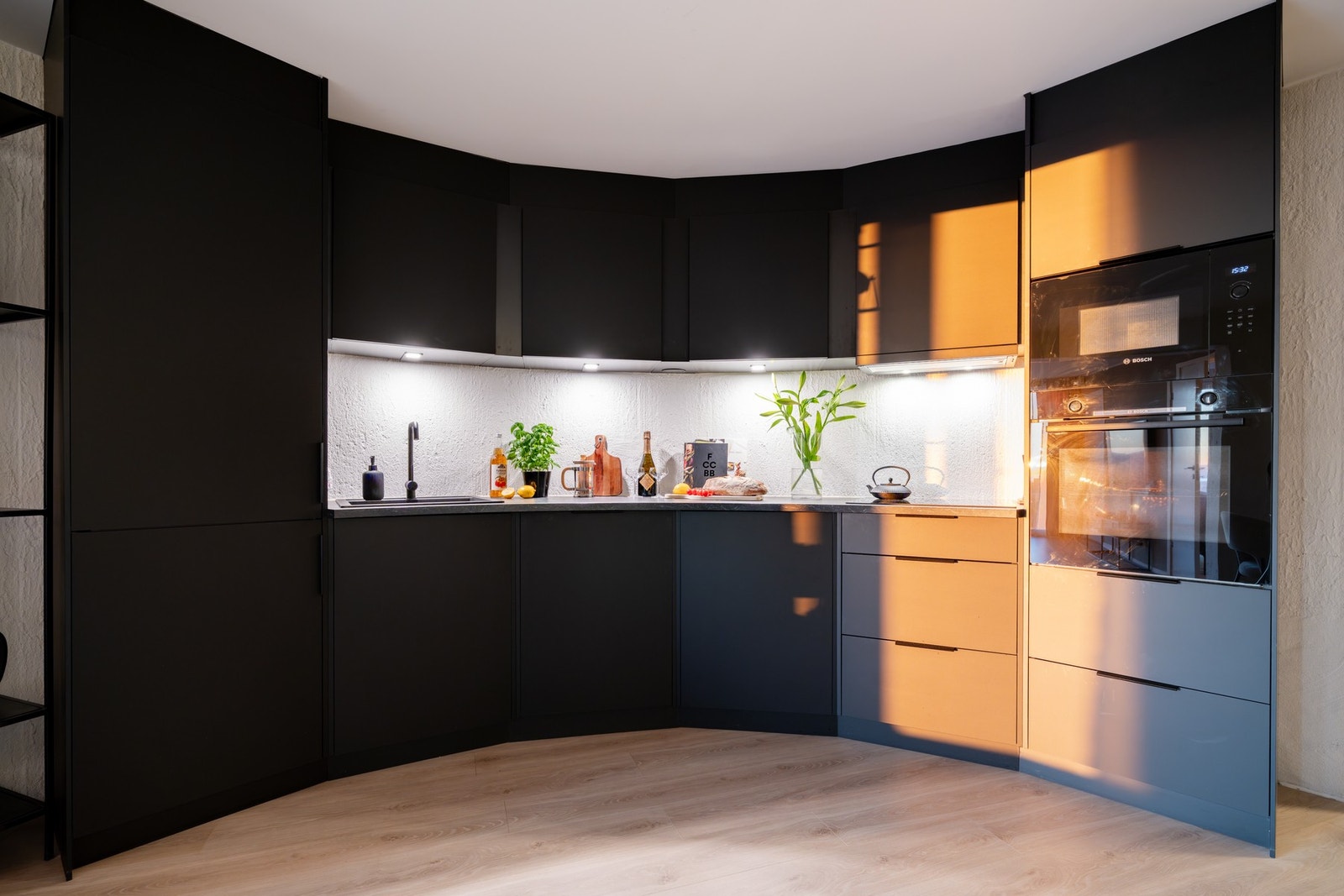 Kjøkkenet er utstyrt med integrerte hvitevarer som induksjonstopp, stekeovn, mikrobølgeovn, oppvaskmaskin og kjøl/fryseskap. Ventilatoren har kullfilter. Galleribilde