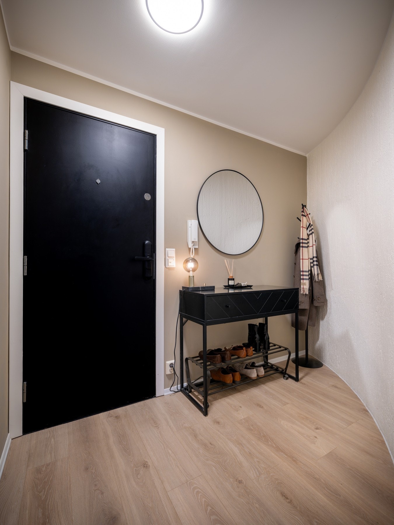 For å fullføre helhetsinntrykket fikk leiligheten i 2022 installert elektrisk dørlås. Galleribilde