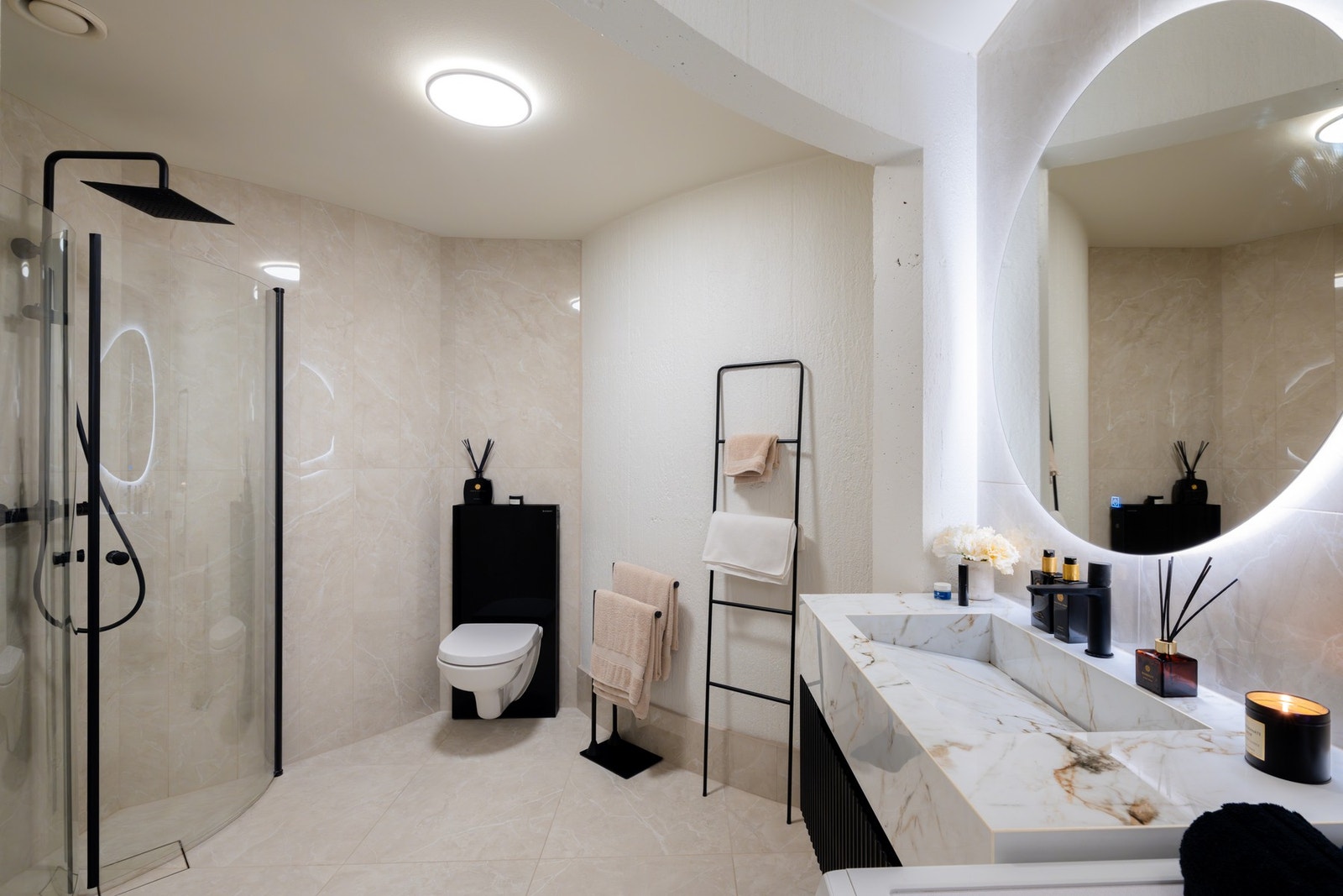 Baderommet er et ekte smykke. I 2024 ble det overflateoppusset med flis-på-flis, som gir et løft i både stil og uttrykk, med moderne og gjennomført finish. Galleribilde