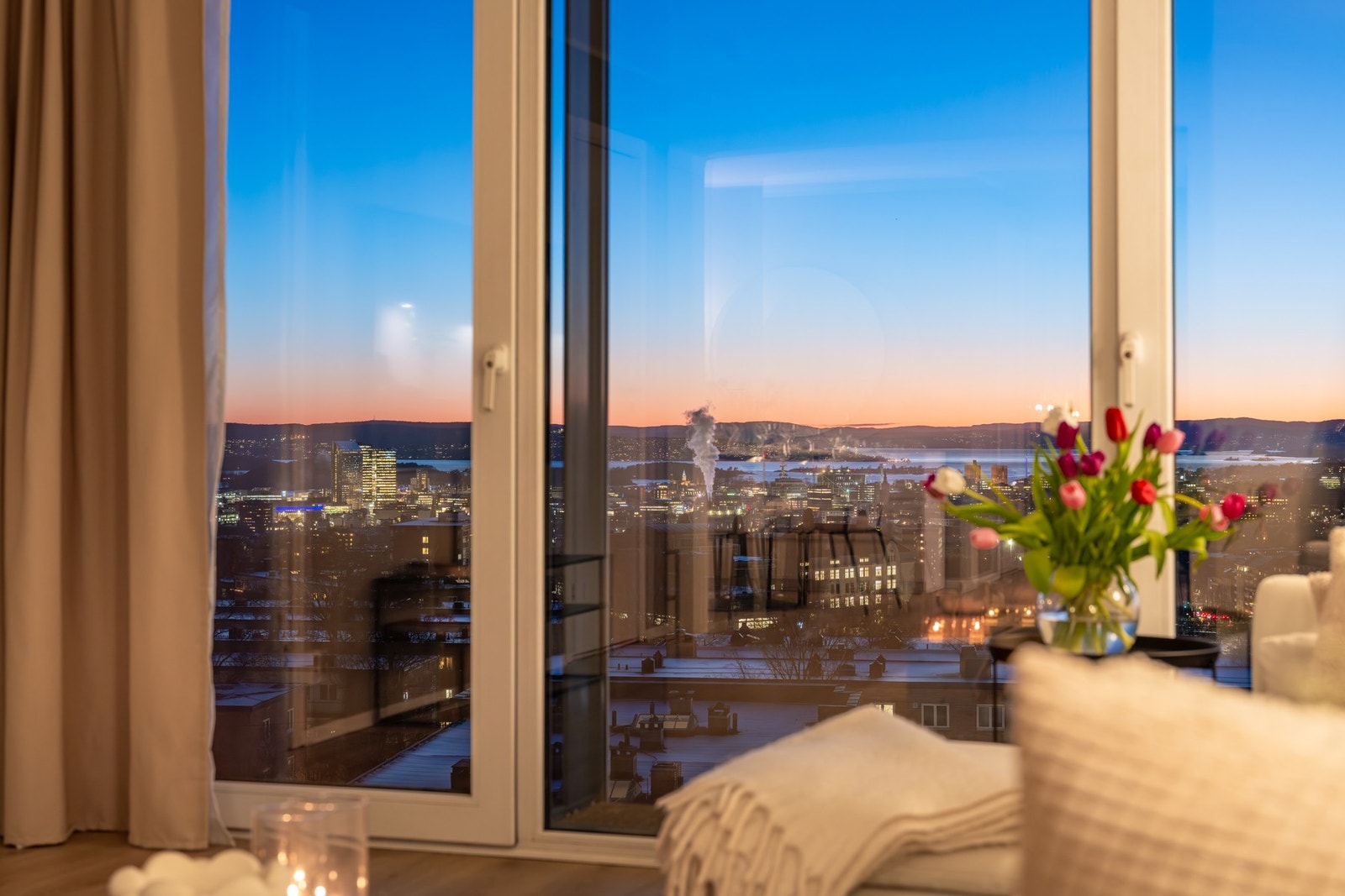 Tenk å stå her. Nyt utsikten, lyset og roen - med byen for dine føtter og en følelse av å være litt over det hele. Galleribilde