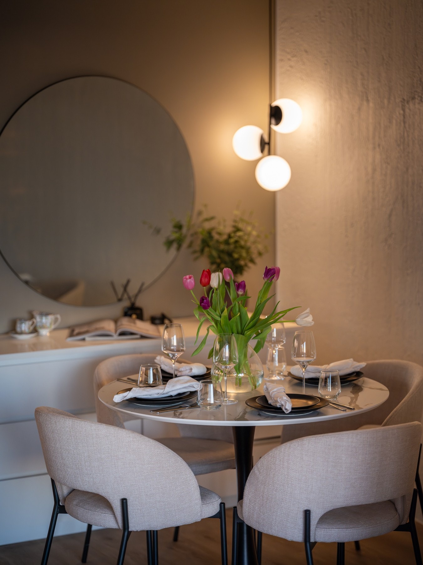 I tilknytning til kjøkkenet er det plass til spisebord, noe som gjør området perfekt for både daglig måltider og hyggelige sammenkomster. Galleribilde