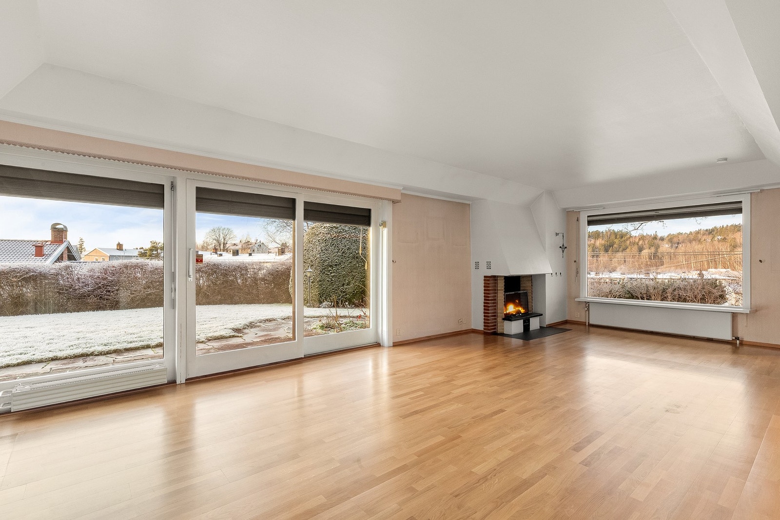 Stor stue som er delvis åpen mot spisestue. Utvendig persienner gir god solskjerming sommerstid Galleribilde