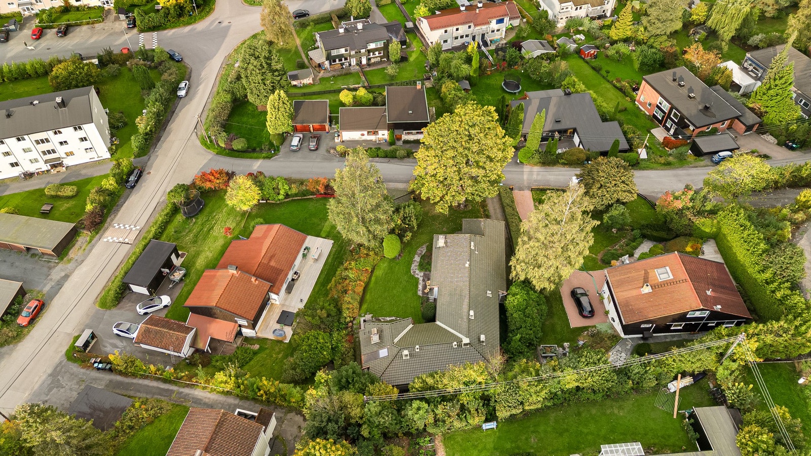 Boligen ligger tilbaketrukket og skjermet til i blindvei med fin hage og solrike uteplasser Galleribilde