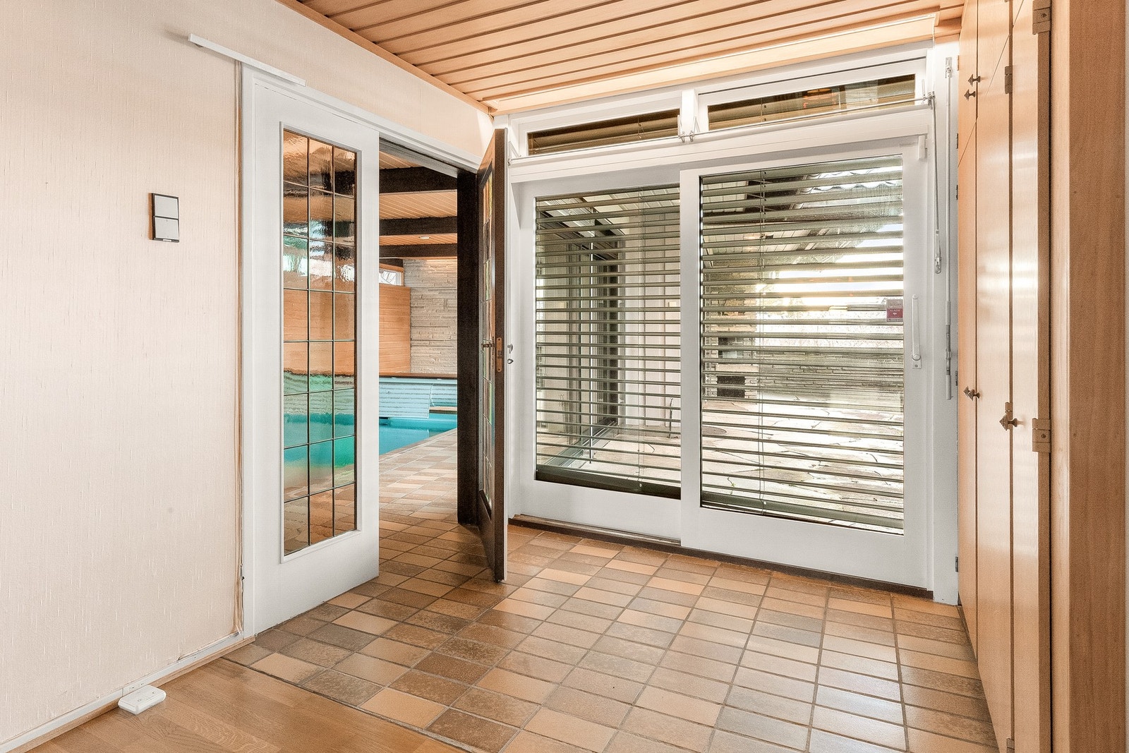 Fra soverommet er det ankomst til basseng samt egen utgang til terrassen utenfor Galleribilde