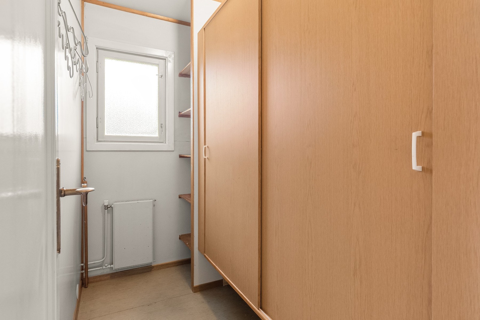 I gangen er det et praktisk garderoberom Galleribilde