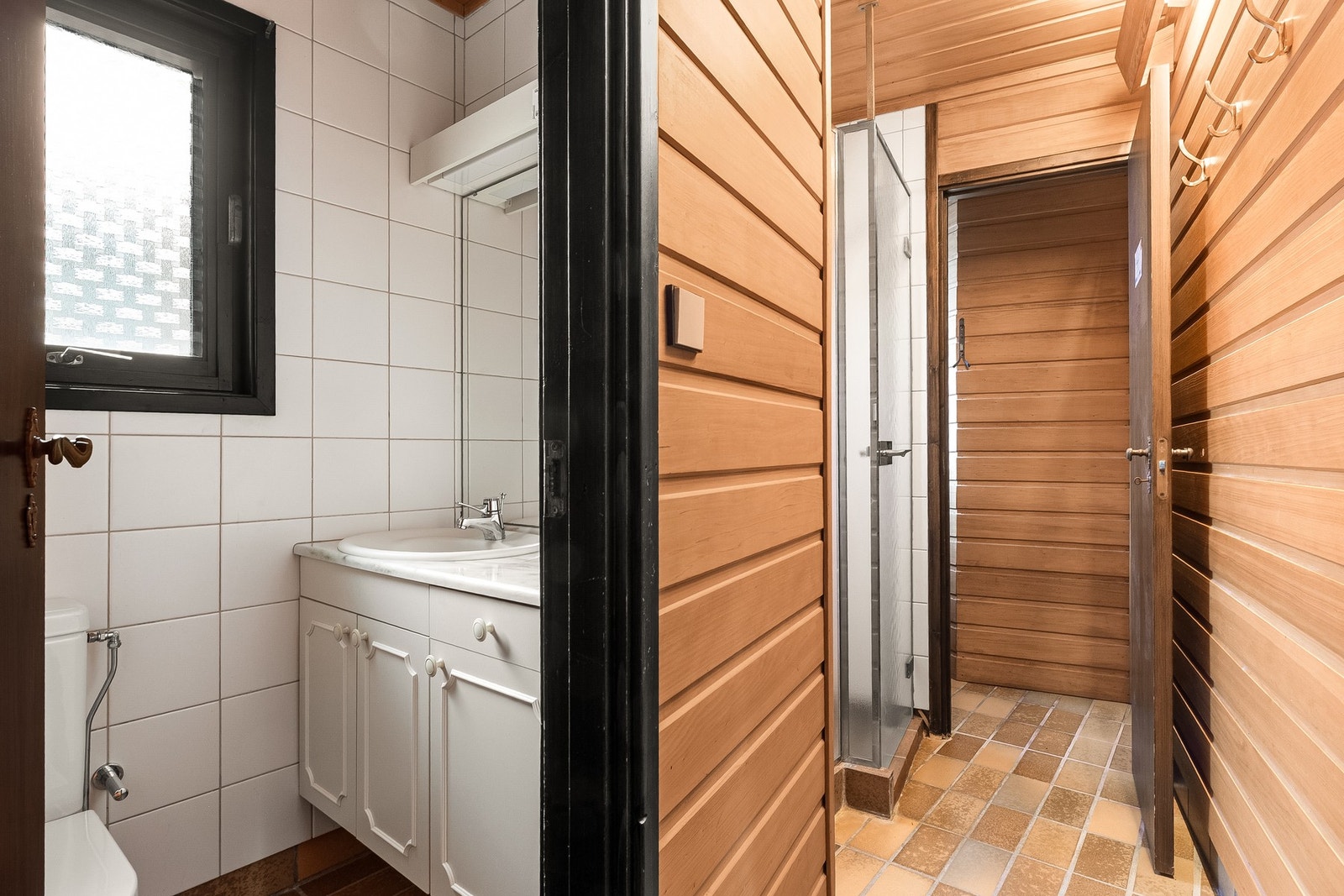 Bad og dusjrom innenfor bassenget Galleribilde