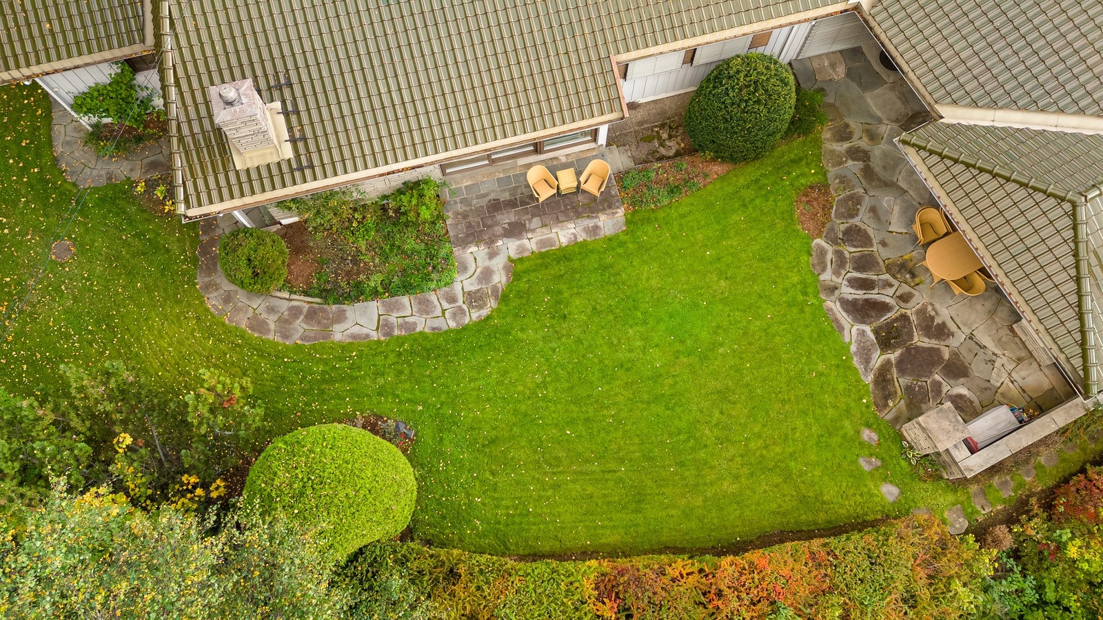 Skjermet og frodig hage med fine solforhold Galleribilde