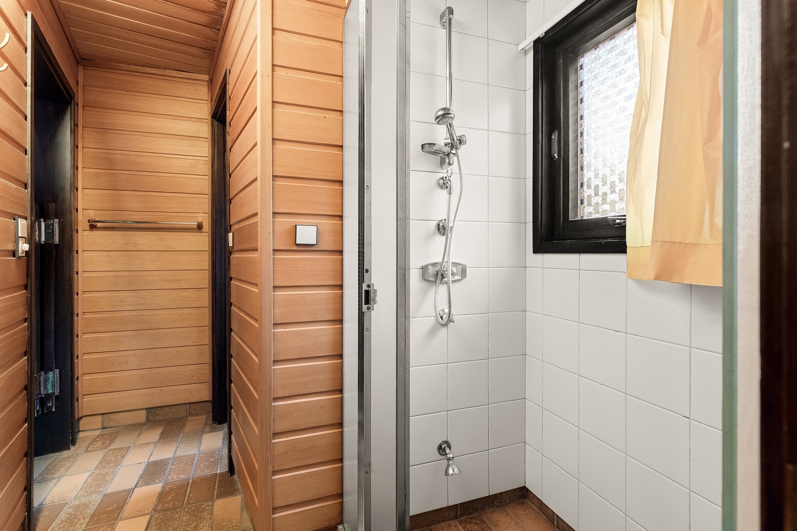 Dusjrom er praktisk ha ved bassenget og i tilknytting til hovedsoverom Galleribilde