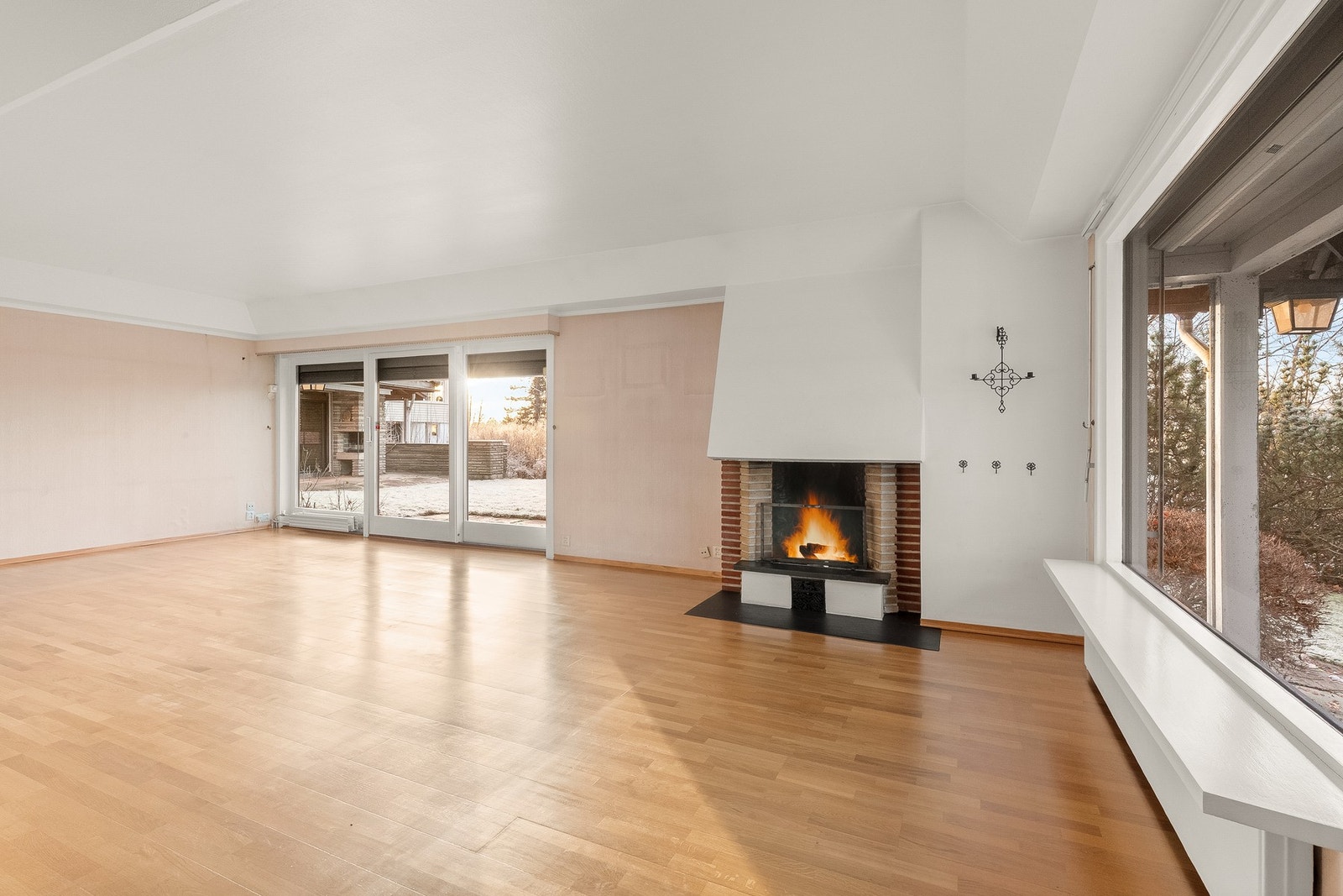 Det er plass til flere oppholdssoner i stuen. Galleribilde