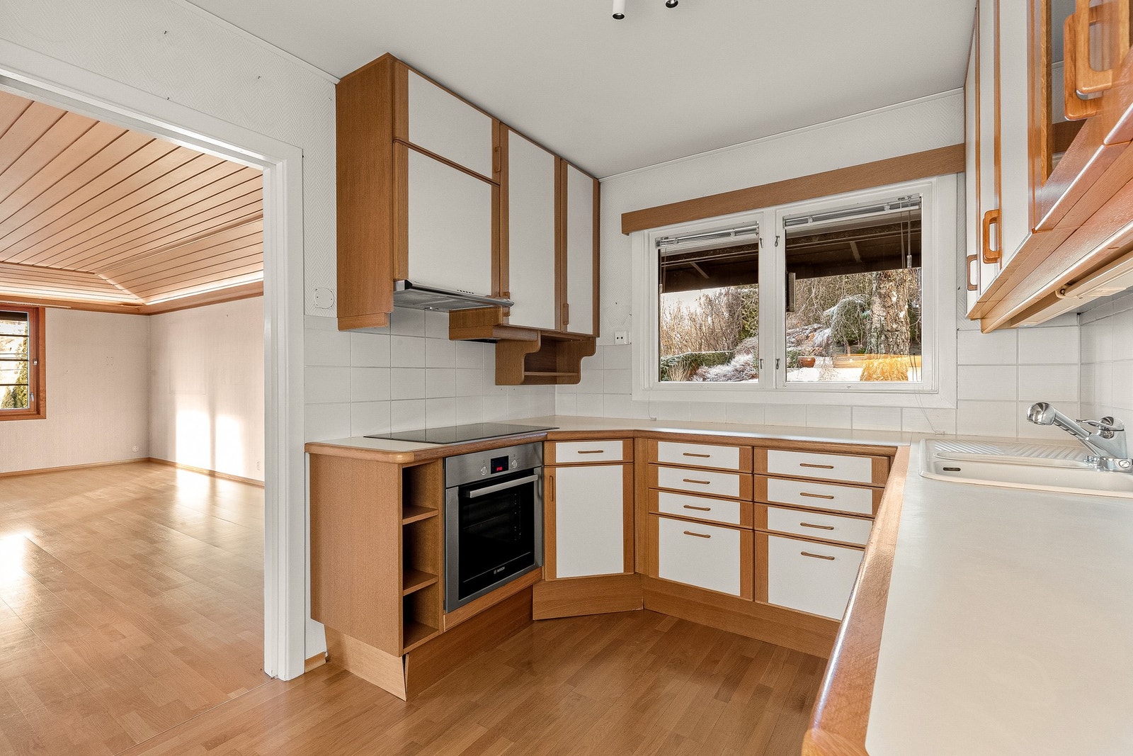 Hyggelig kjøkken utenfor spisestuen Galleribilde