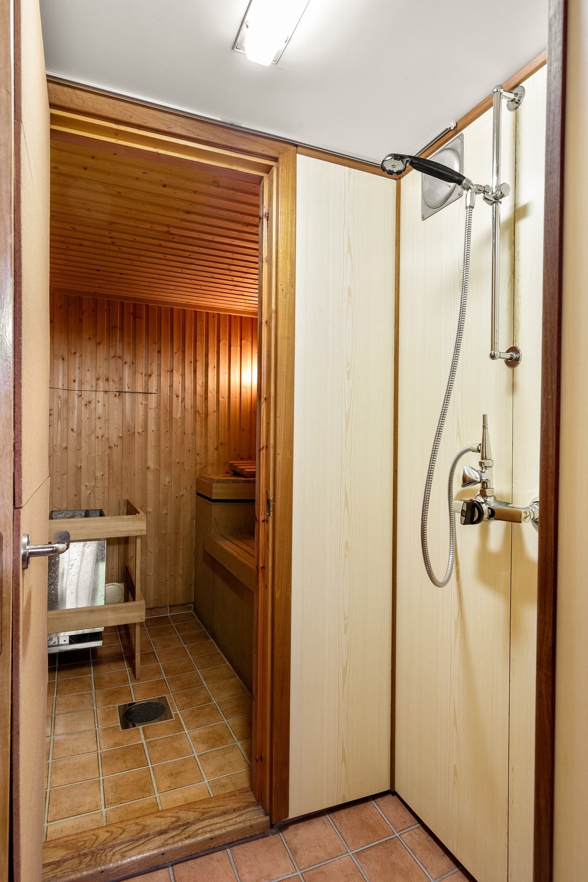 Dusj utenfor badstuen i kjeller Galleribilde