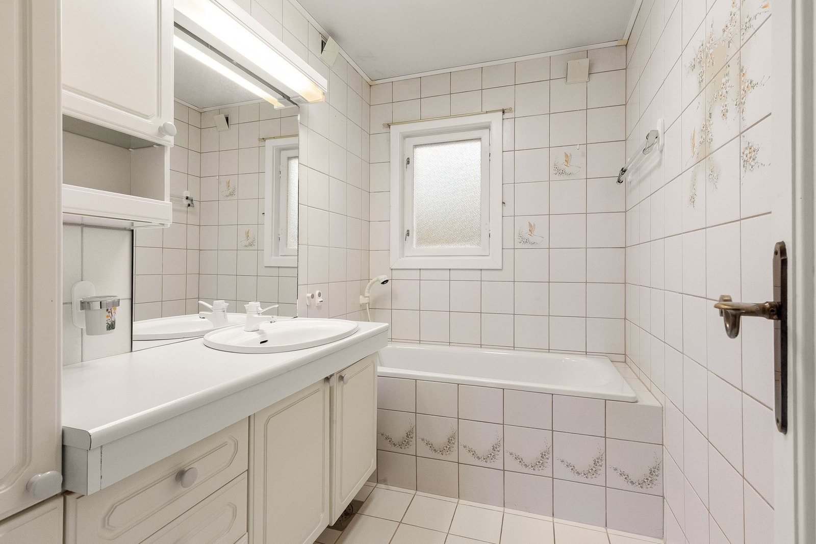 Bad i 1. etasje med badekar Galleribilde