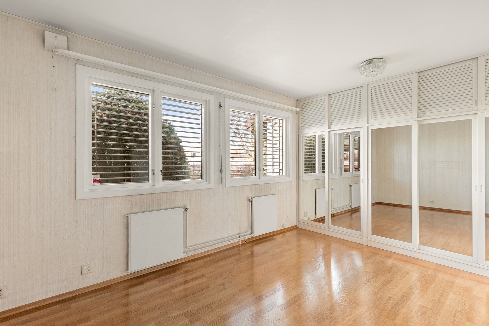 Det er godkjent tre soverom i boligen. To av tre soverom er slått sammen for å skape ett stort Galleribilde