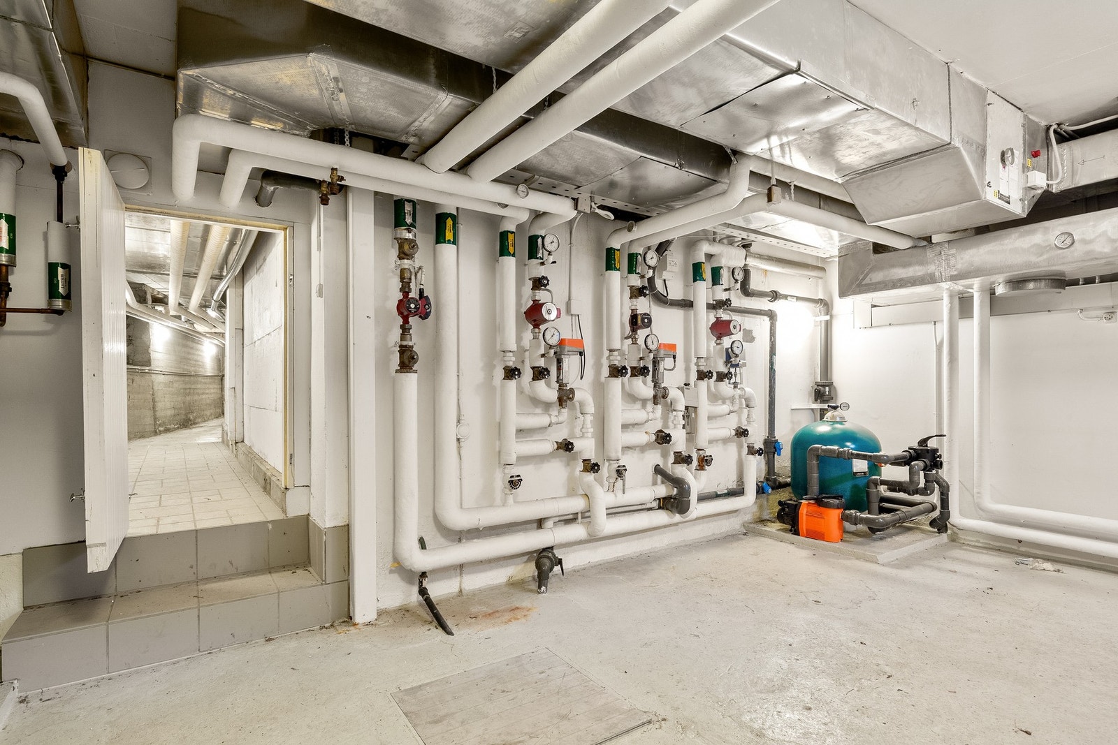 Teknisk rom under bassenget med utvendig adkomst Galleribilde