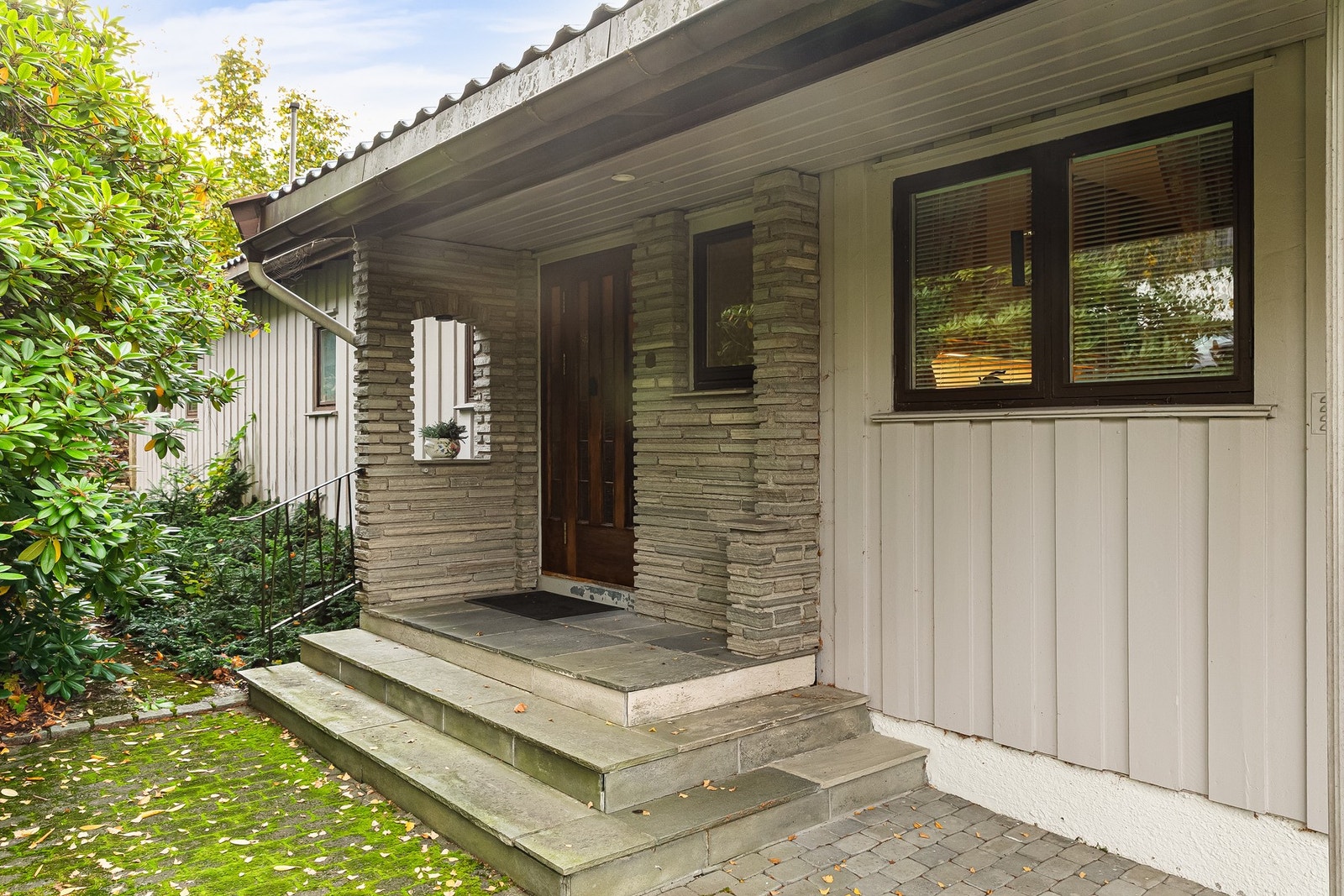 Steinlagt adkomst med varme frem til husveggen Galleribilde