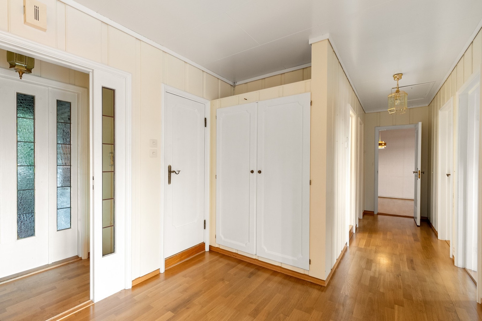 Vindfang tilknyttet større gang med garderobe Galleribilde