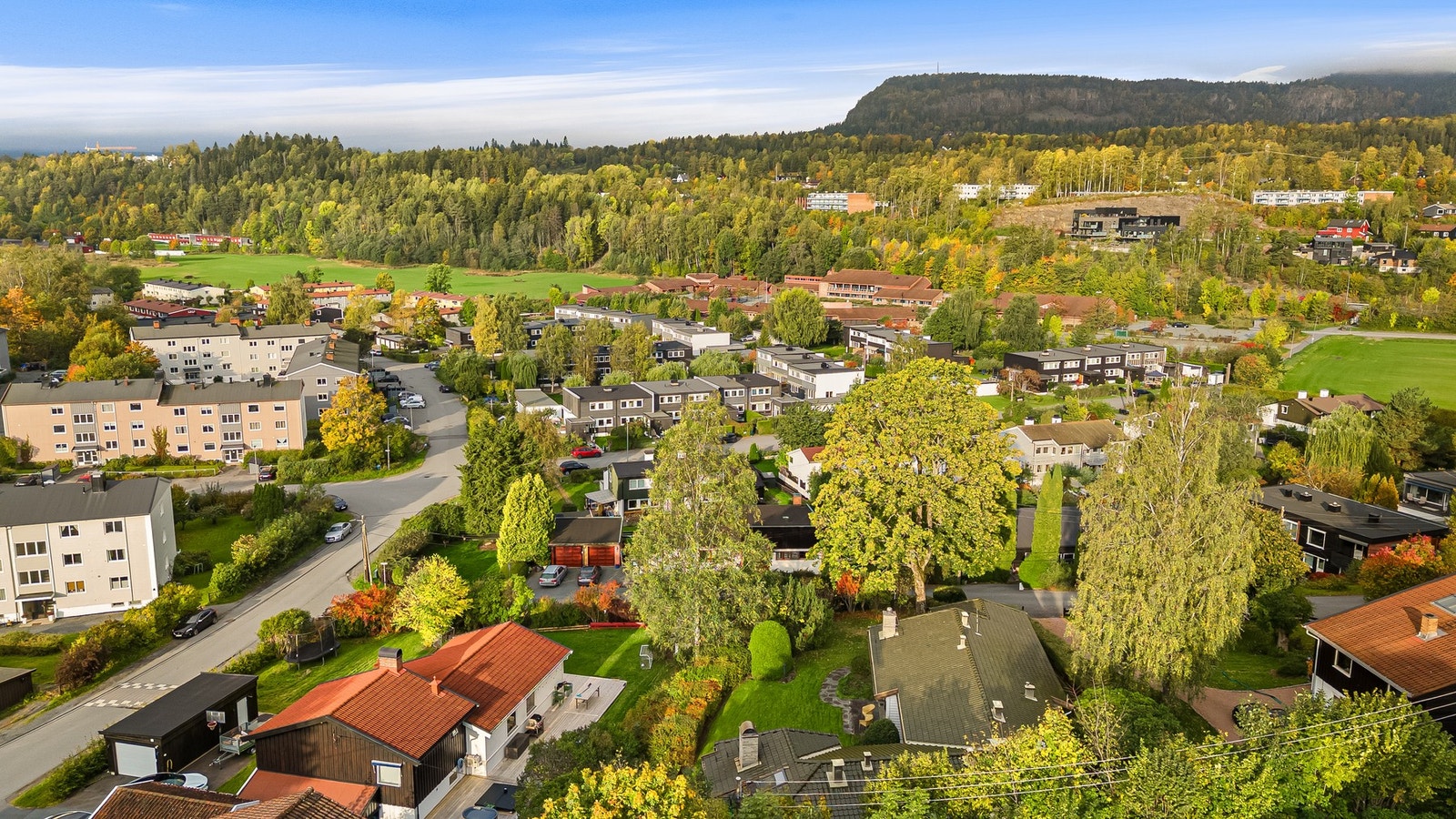 Det er kort gangavstand til buss på Bjerkeholtet og Avløs T-banestasjon Galleribilde