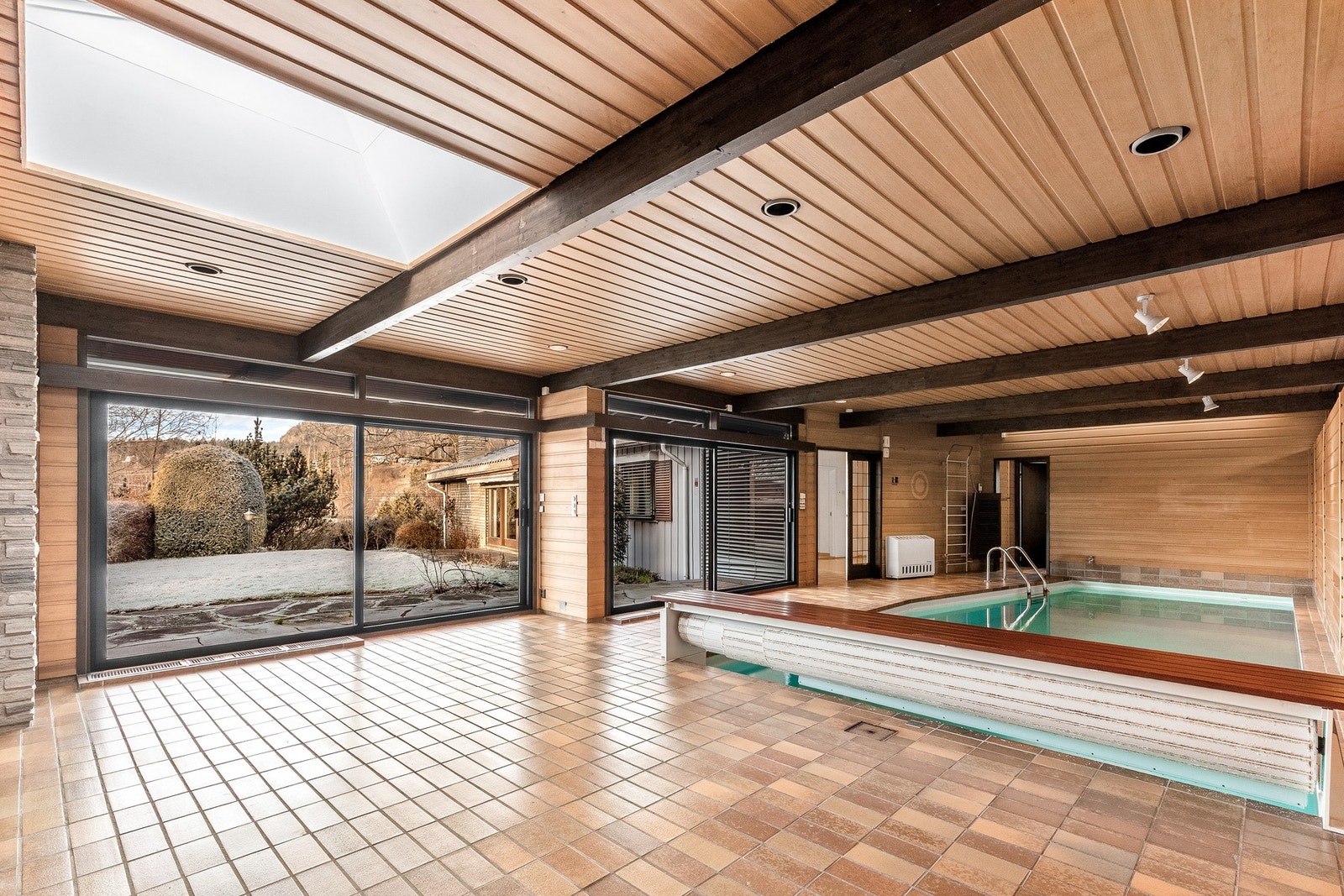 Bassengrommet har plass til treningsutstyr eller lounge møbler Galleribilde