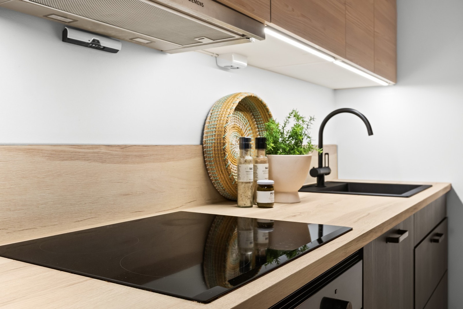 Integrert komfyr, platetopp, oppvaskmaskin og kjøl/frys Galleribilde